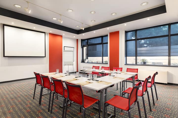 U-shape meeting room at Vienna House Easy by Wyndham Airport Bucharest in Otopeni, Other than US/Canada