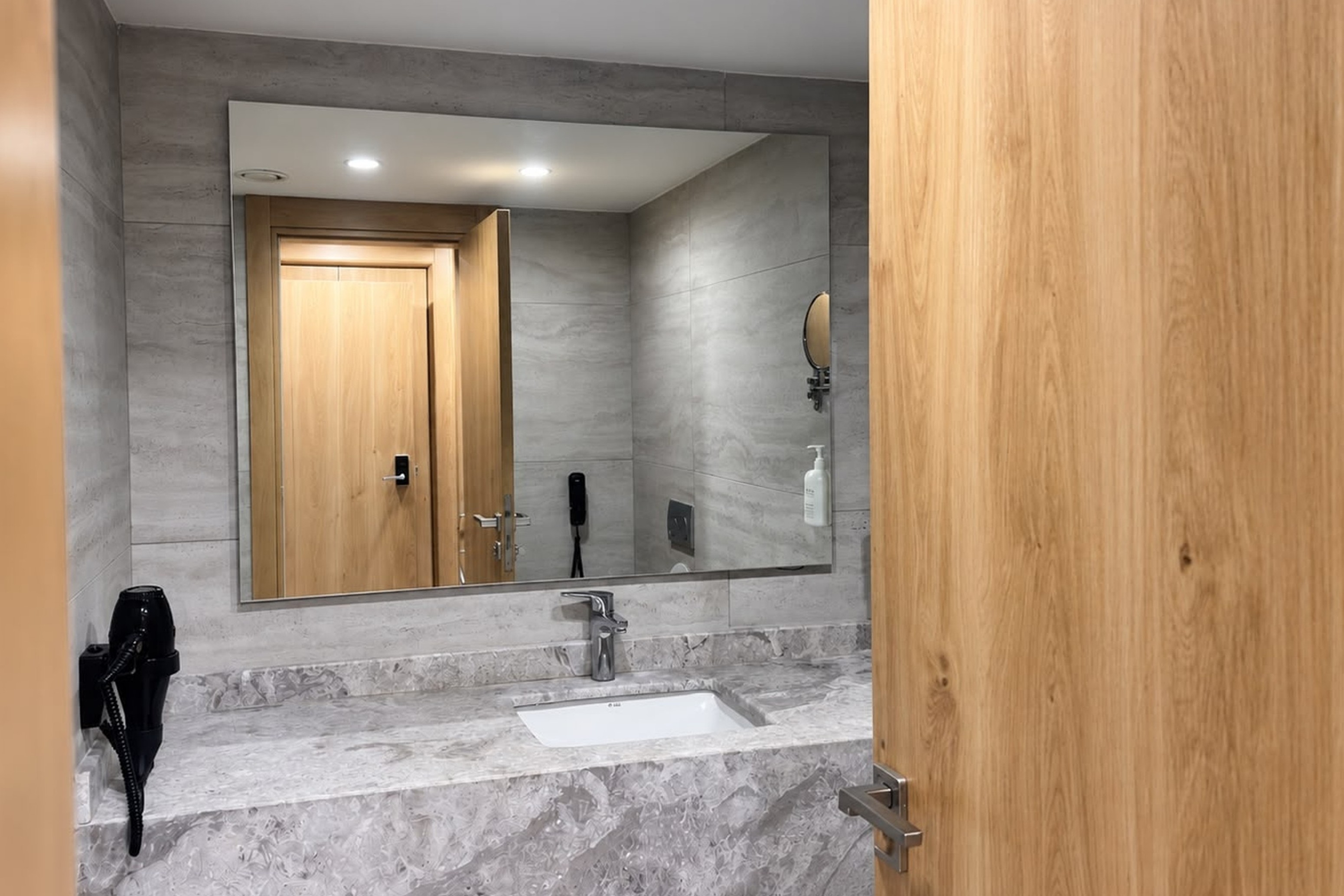 Guest room bath at the Vienna House by Wyndham Istanbul Bahcelievler in Istanbul, Other than US/Canada