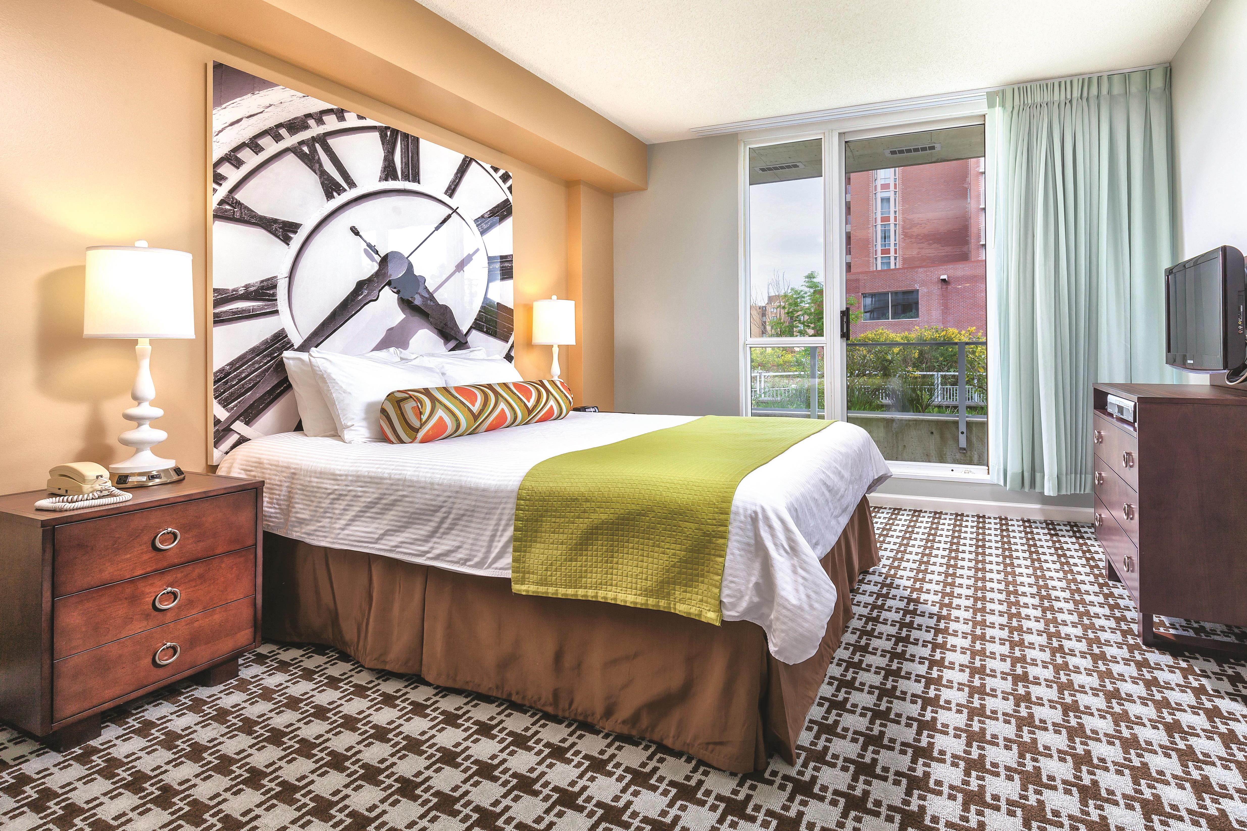 Guest room feature at the WorldMark Victoria in Victoria, British Columbia