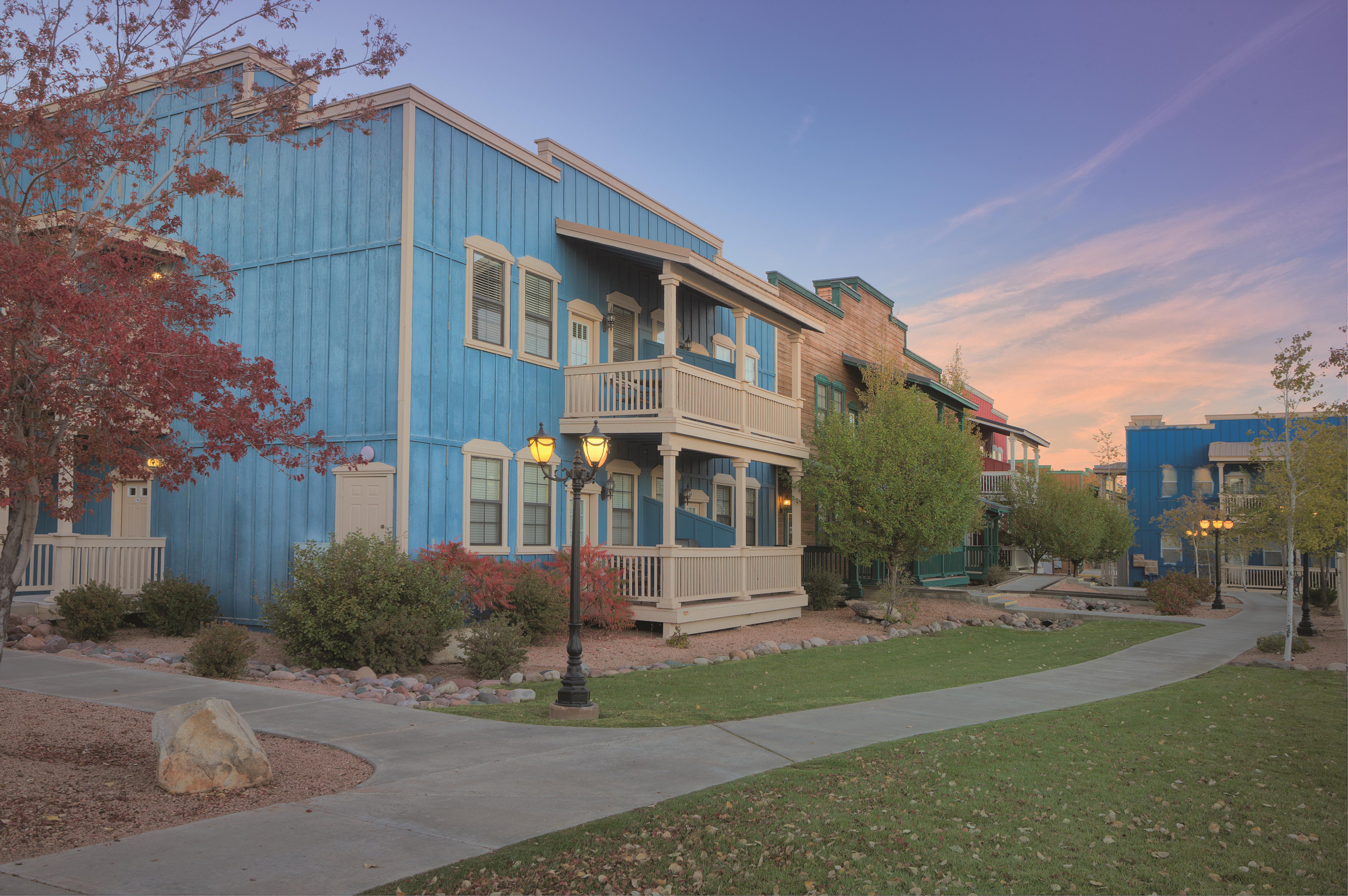 Exterior of WorldMark Bison Ranch hotel in Overgaard, Arizona