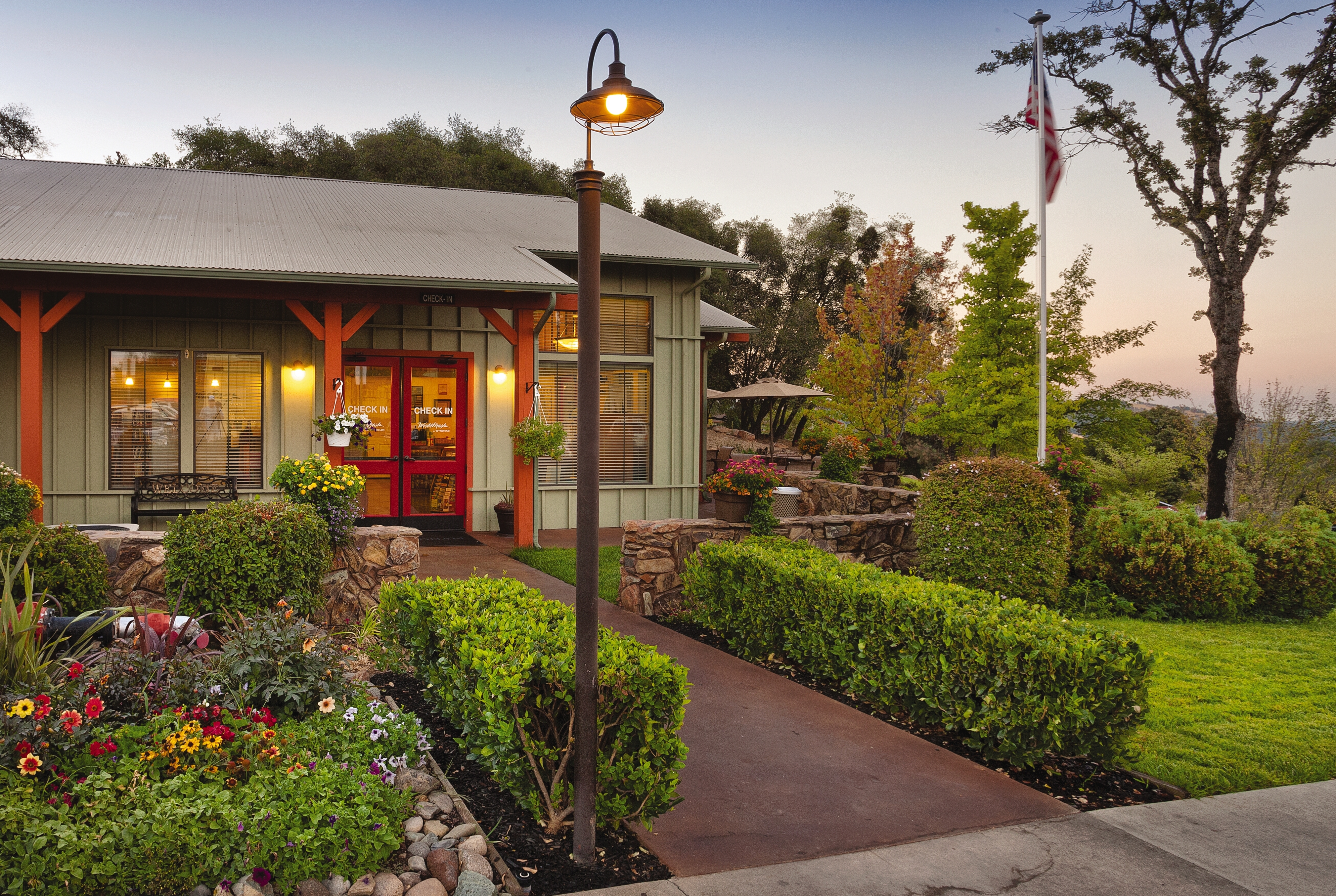 Exterior of WorldMark Angels Camp hotel in Angels Camp, California