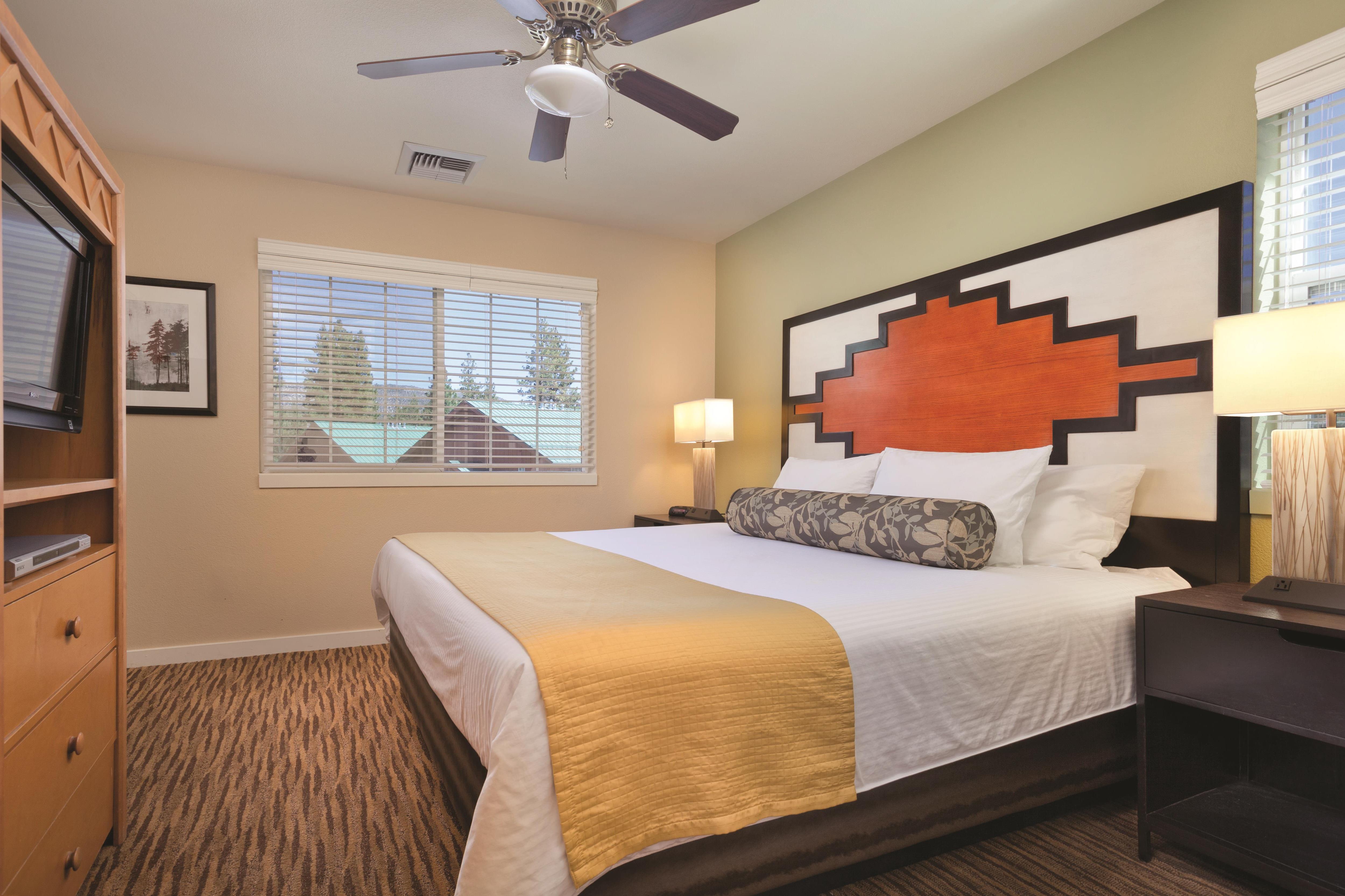 Guest room at the WorldMark Big Bear Lake in Big Bear Lake, California