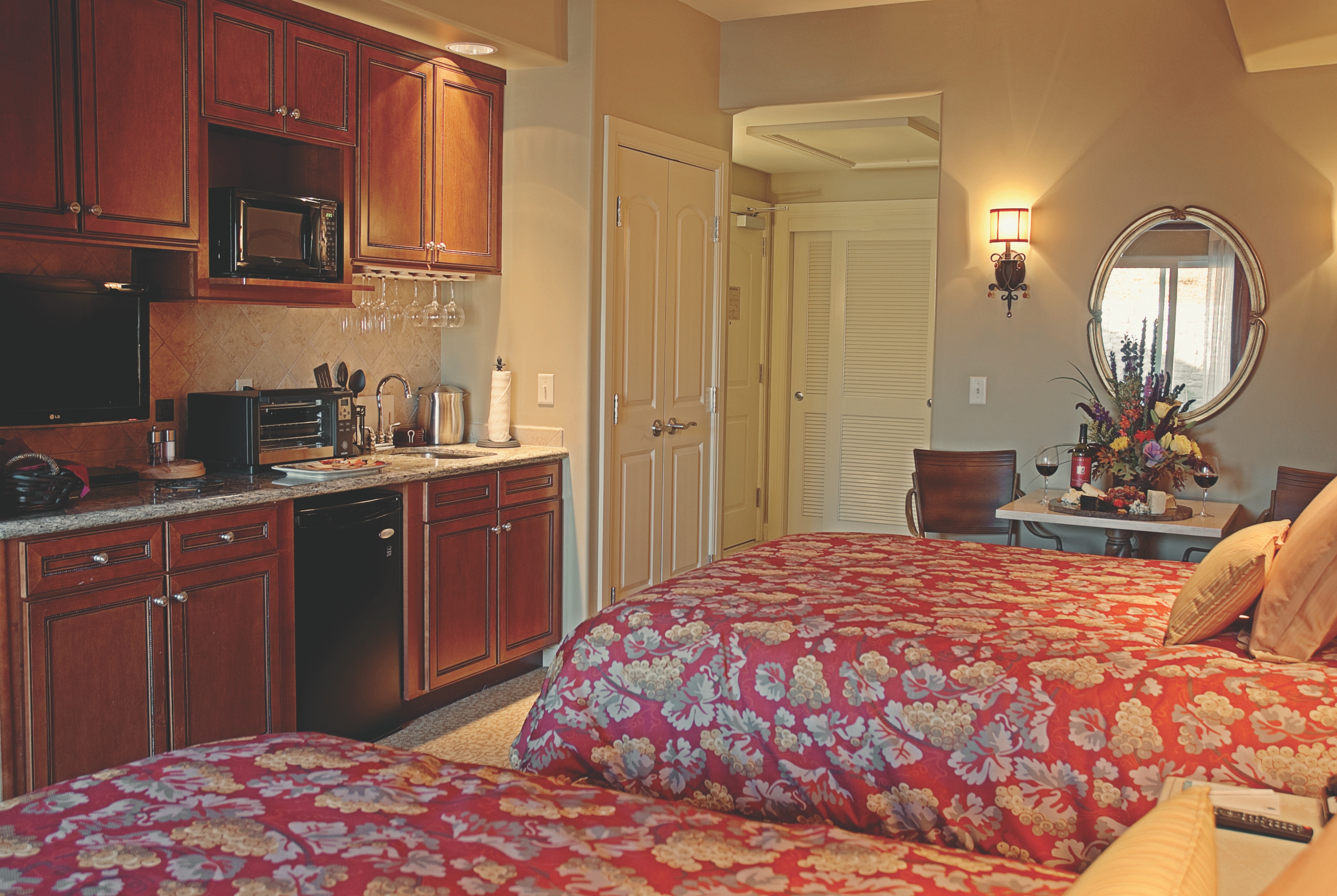 Double bed guest room at the Vino Bello Resort in Napa, California