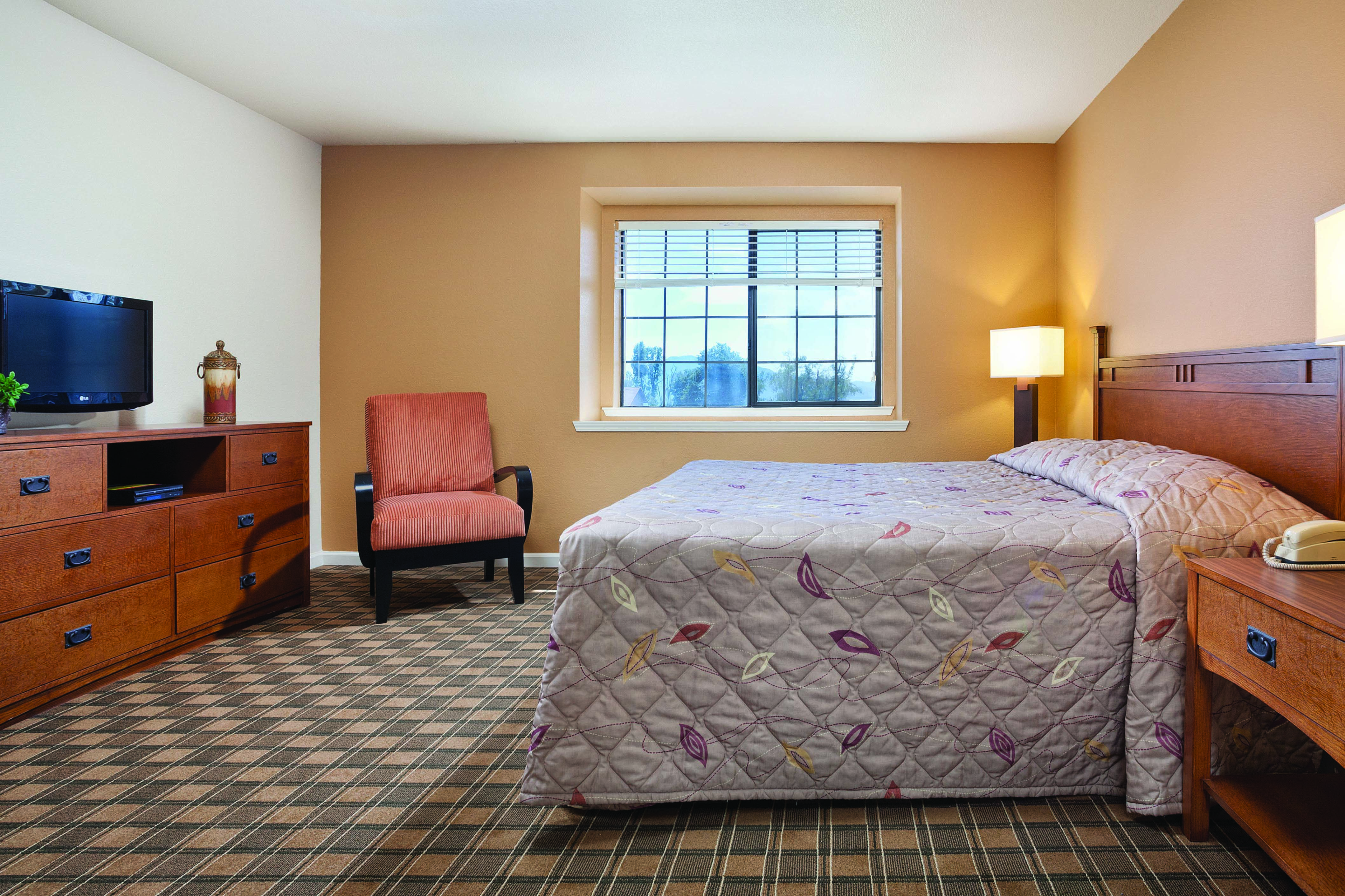Guest room at the WorldMark Clear Lake in Nice, California