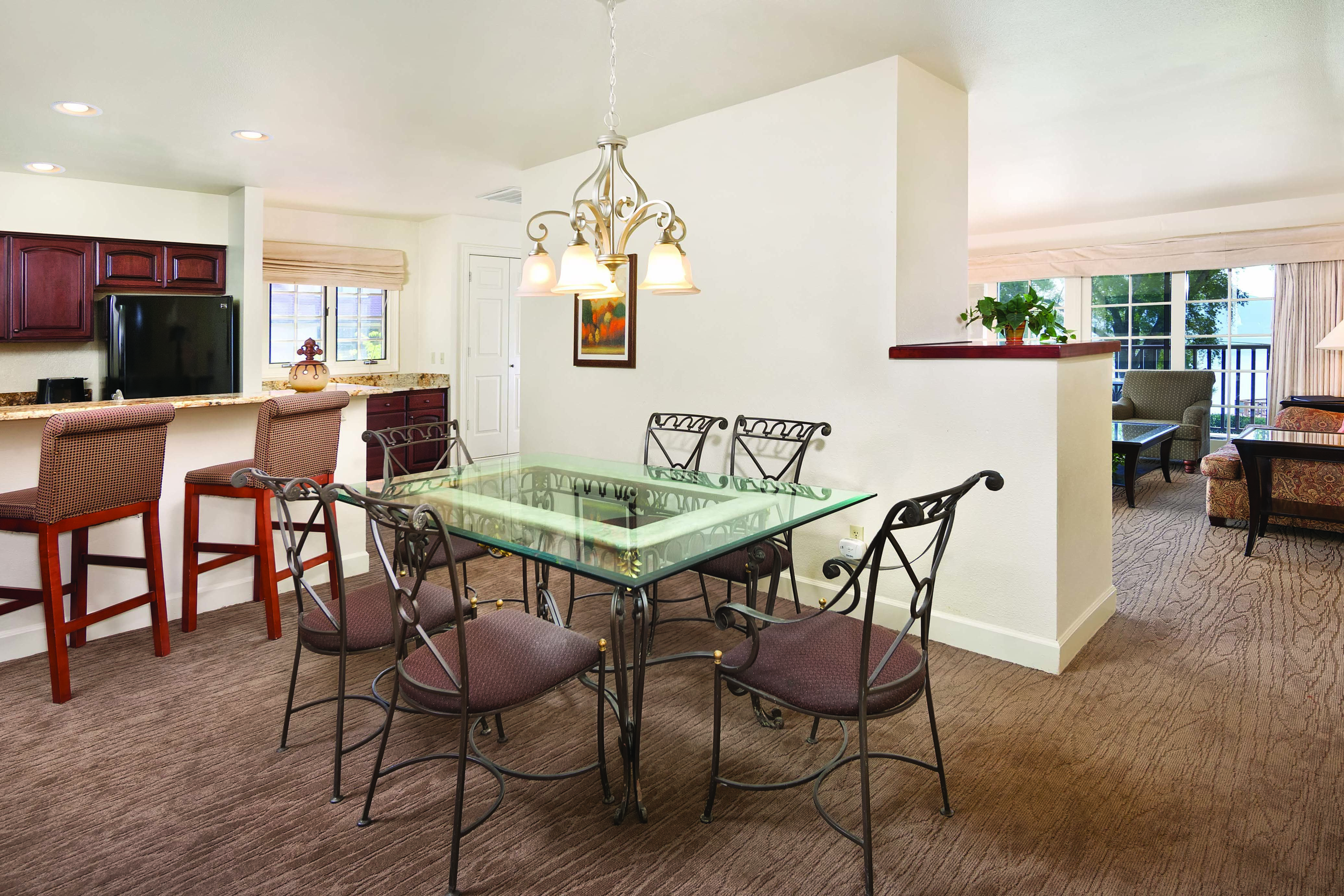 Guest room at the WorldMark Clear Lake in Nice, California