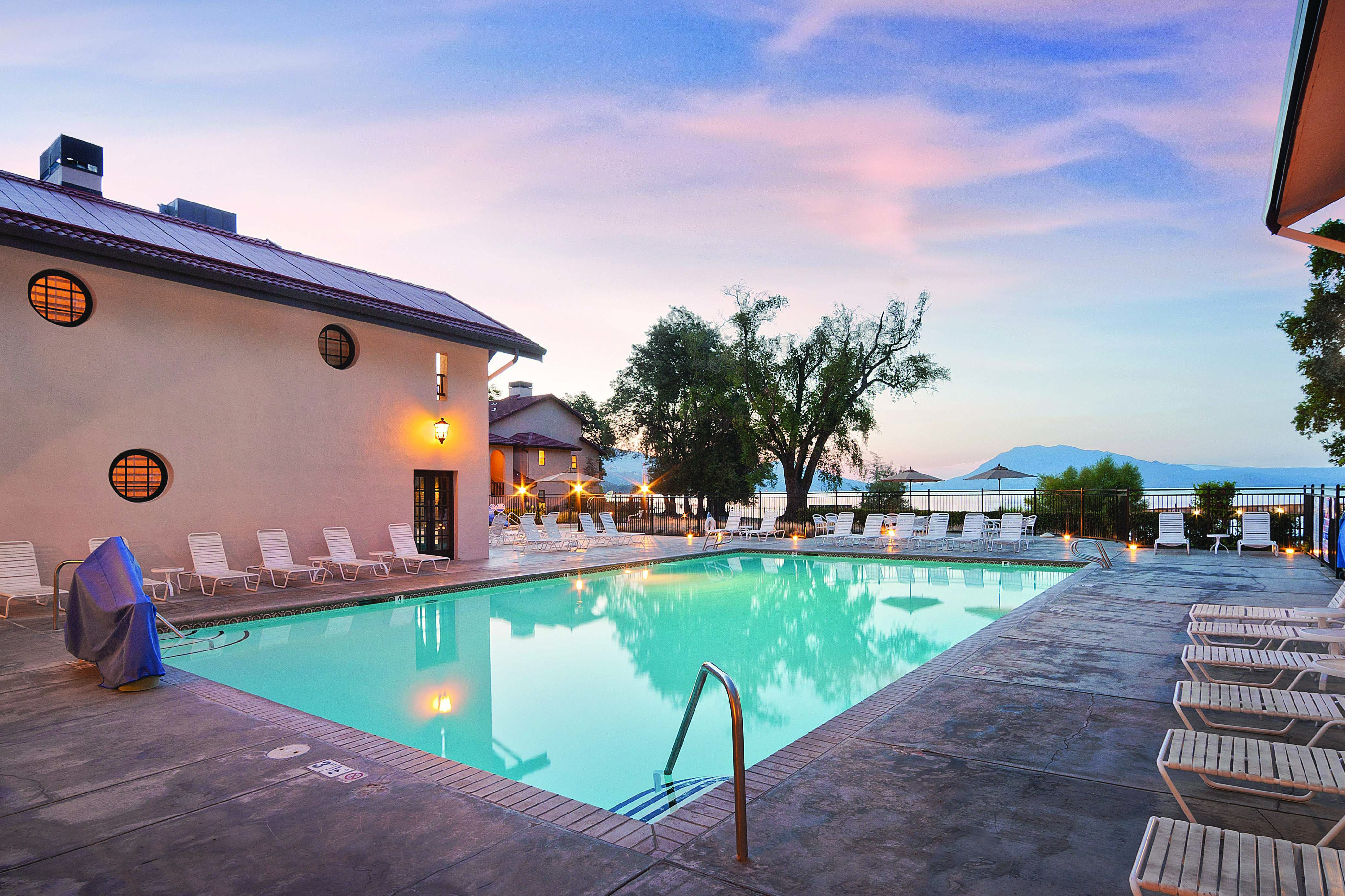 Exterior of WorldMark Clear Lake hotel in Nice, California