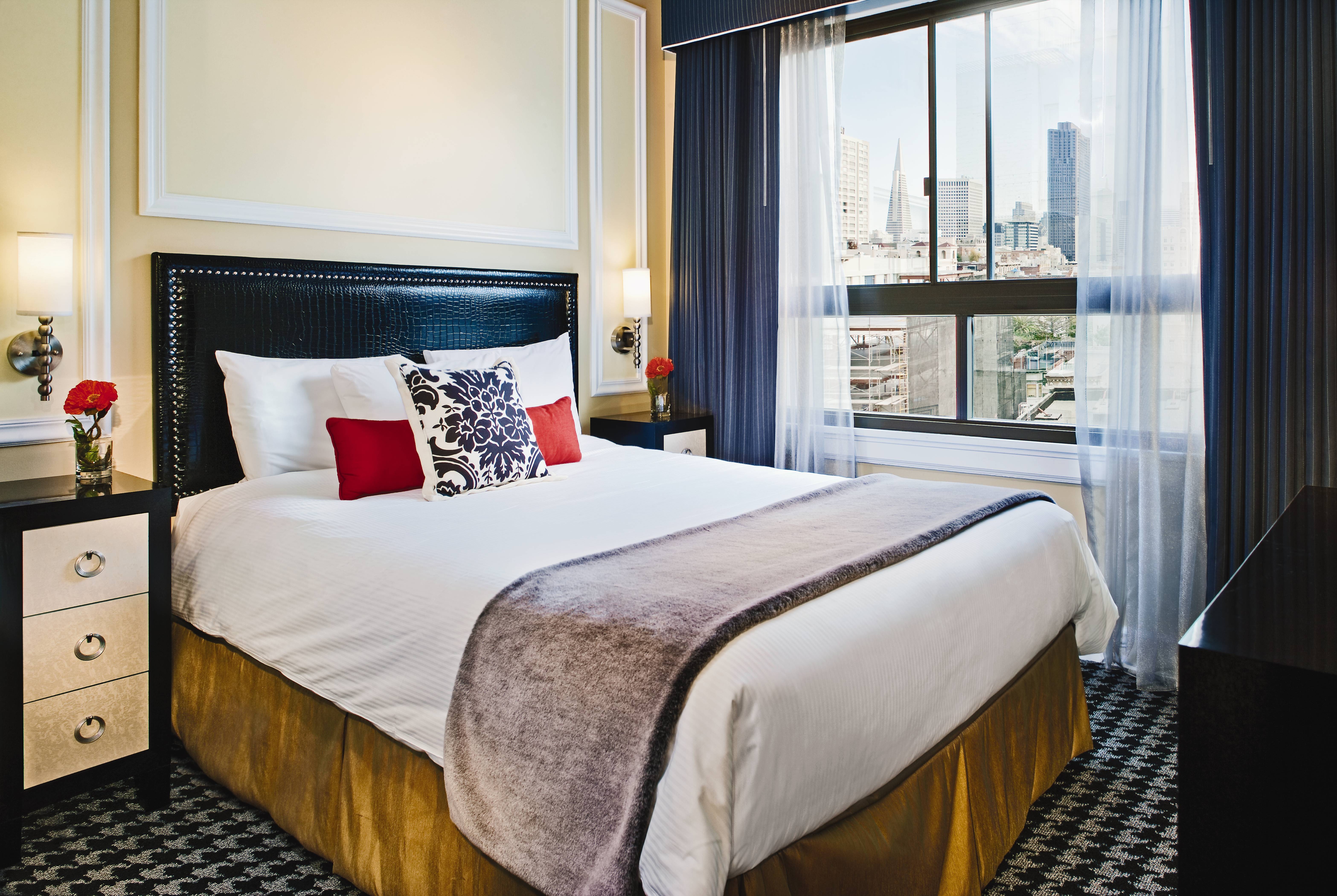 Queen bed guest room at the Club Wyndham Canterbury in San Francisco, California