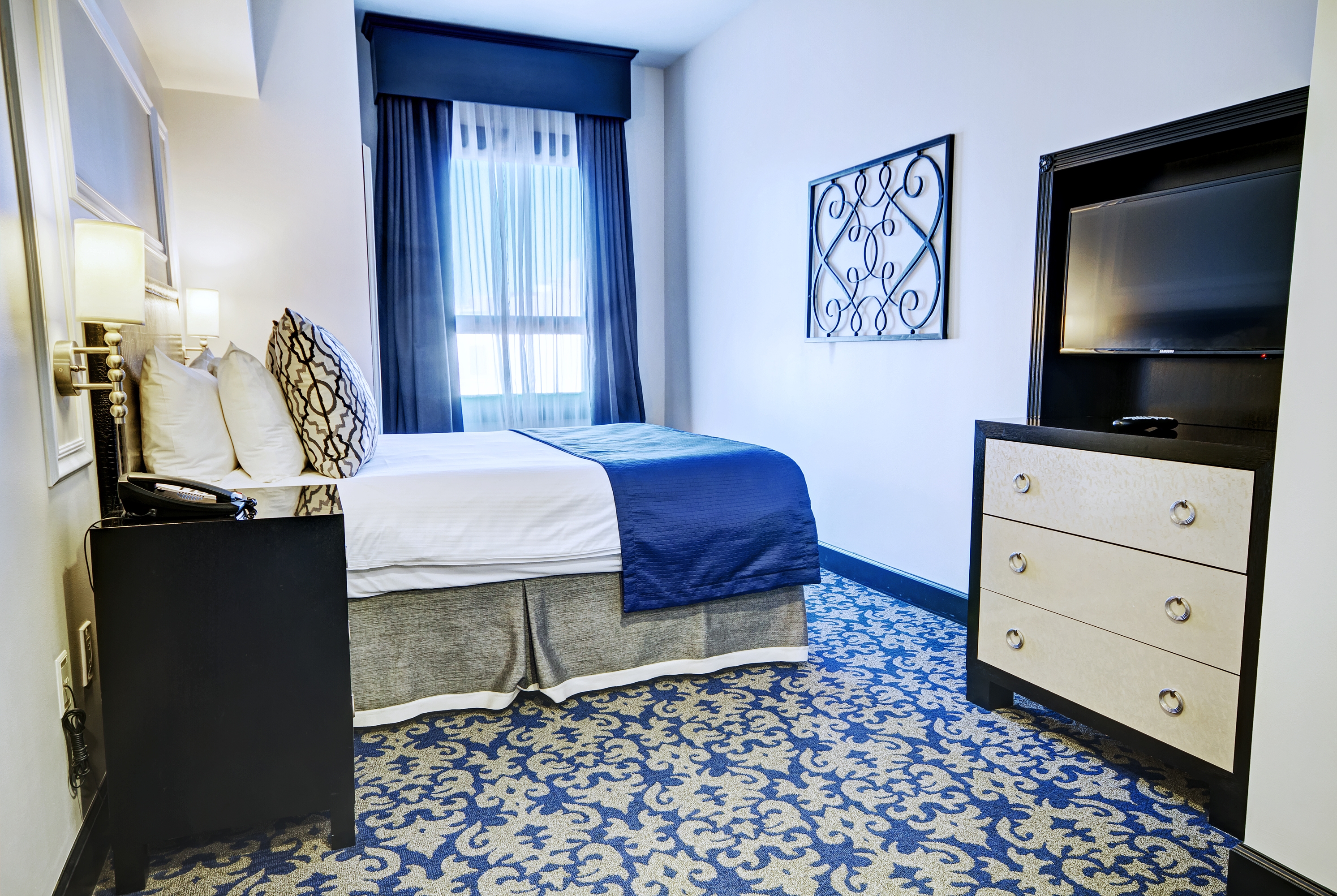 Queen bed guest room at the Club Wyndham Canterbury in San Francisco, California