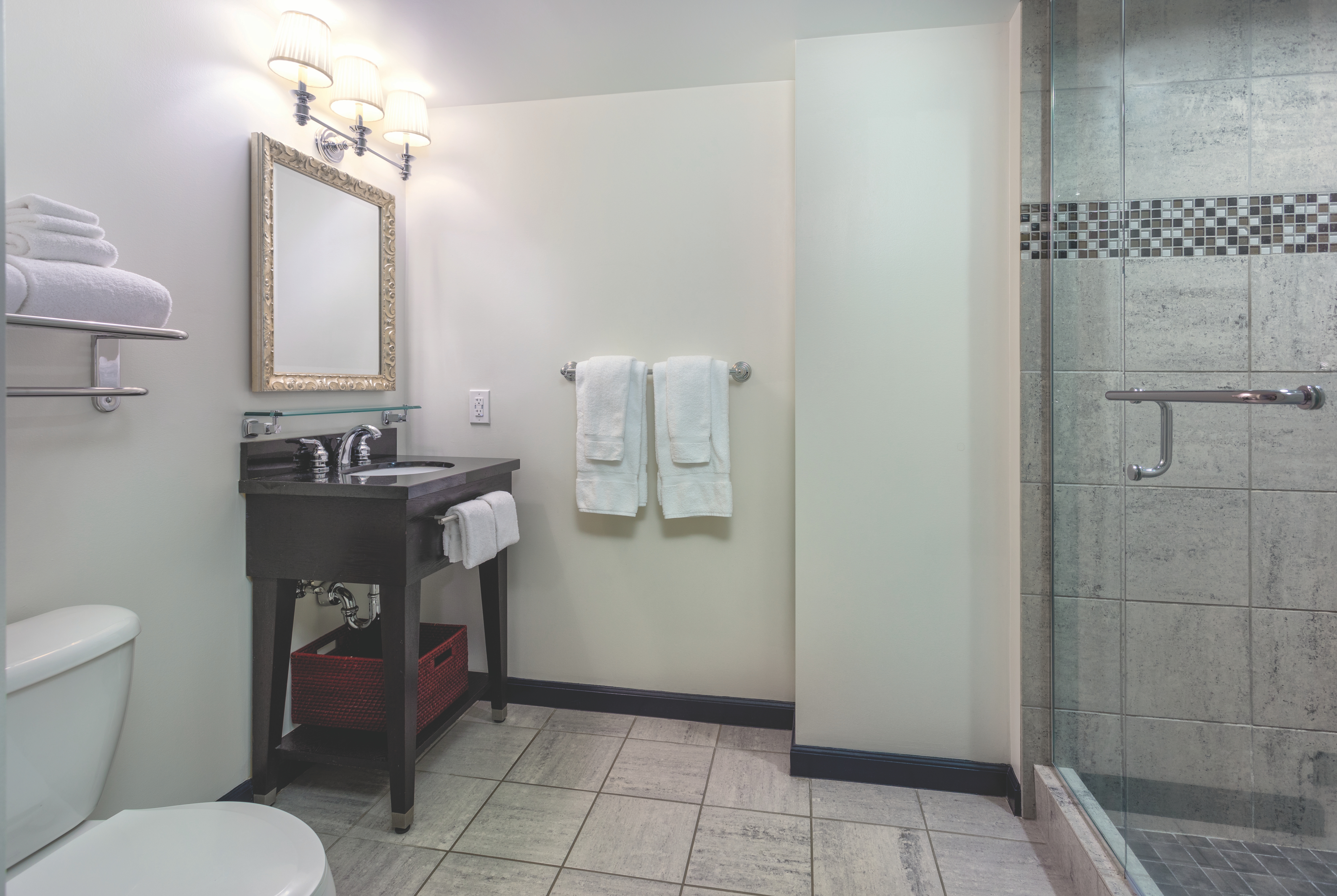 Guest room at the Club Wyndham Canterbury in San Francisco, California