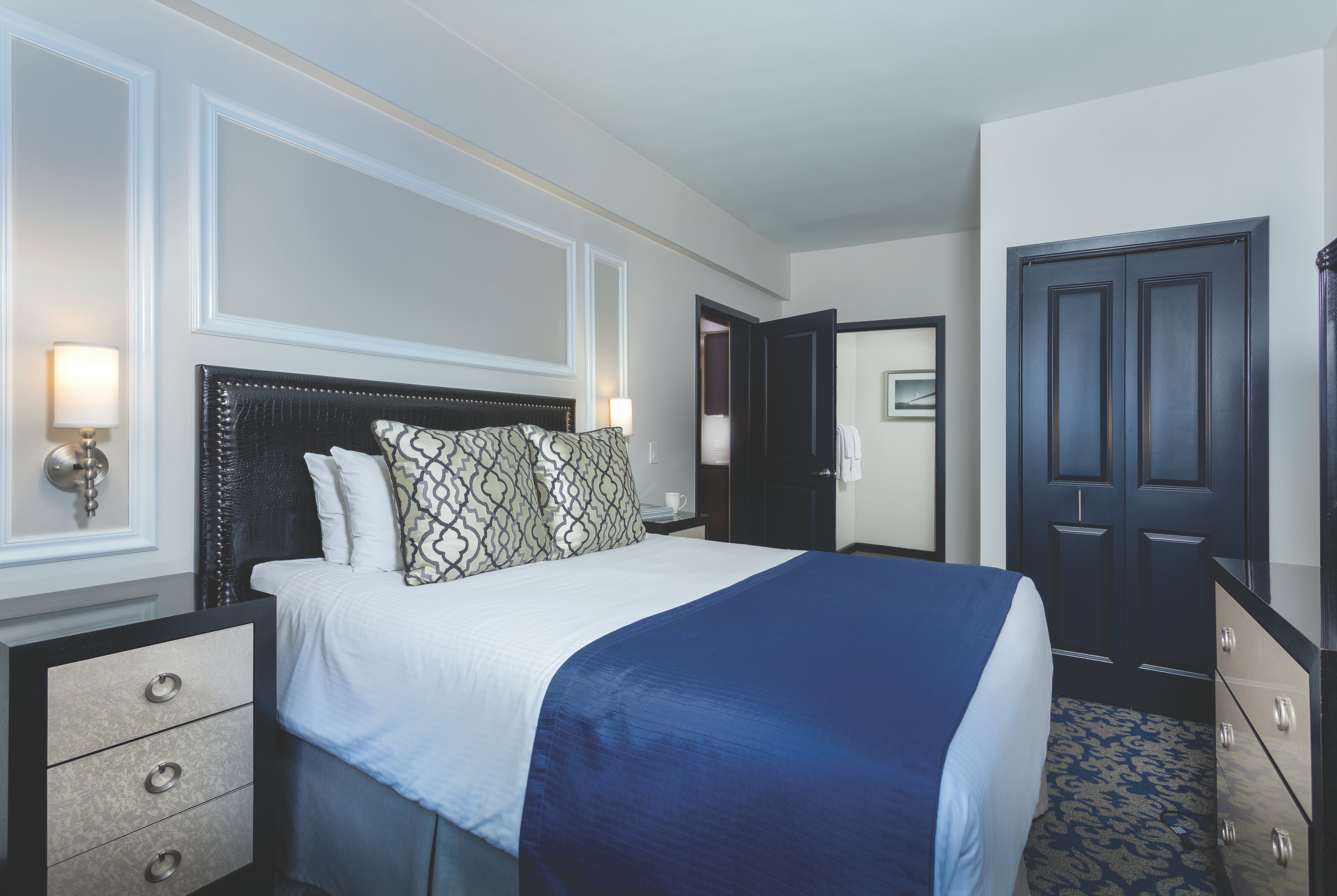 Guest room at the Club Wyndham Canterbury in San Francisco, California