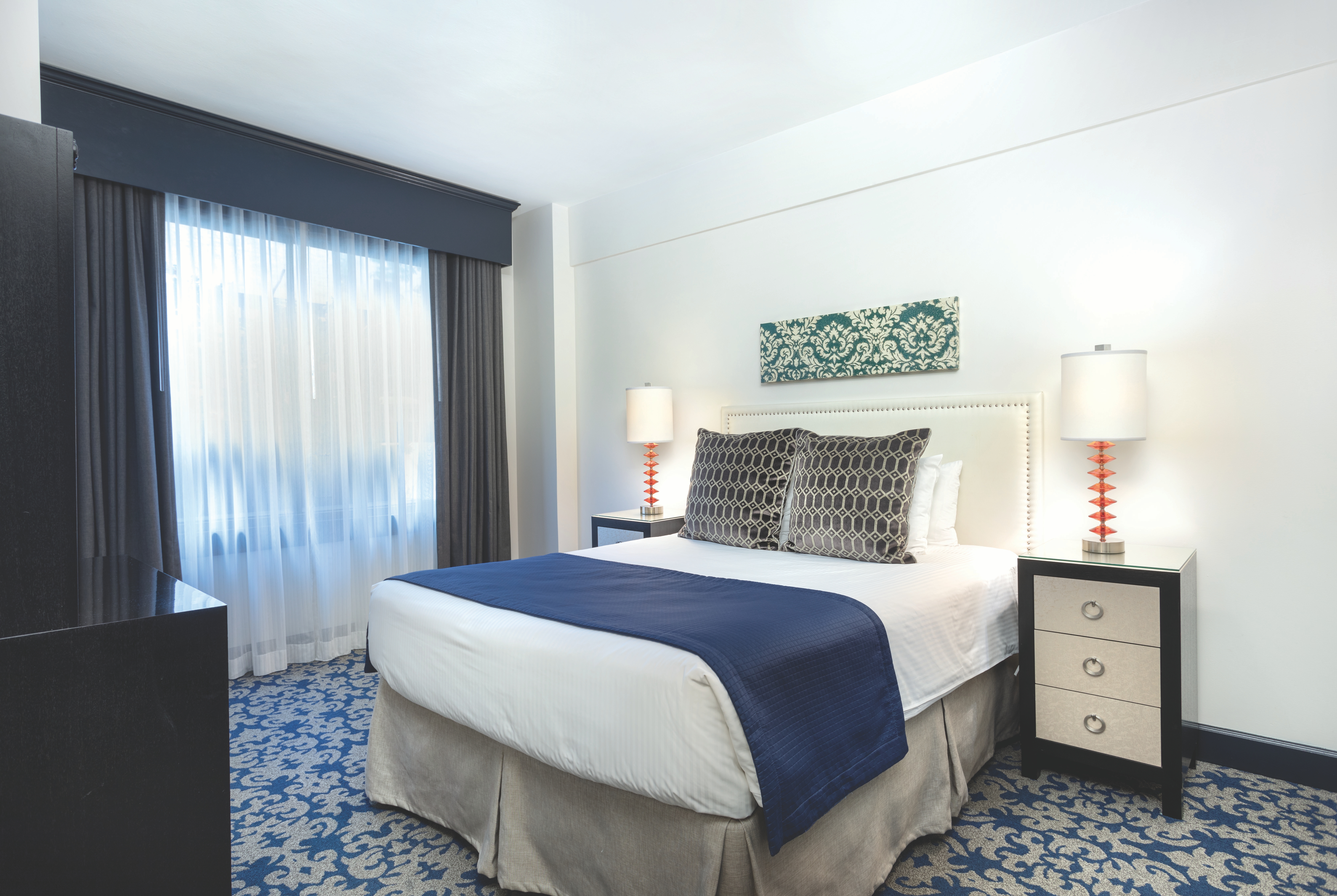 Guest room at the Club Wyndham Canterbury in San Francisco, California