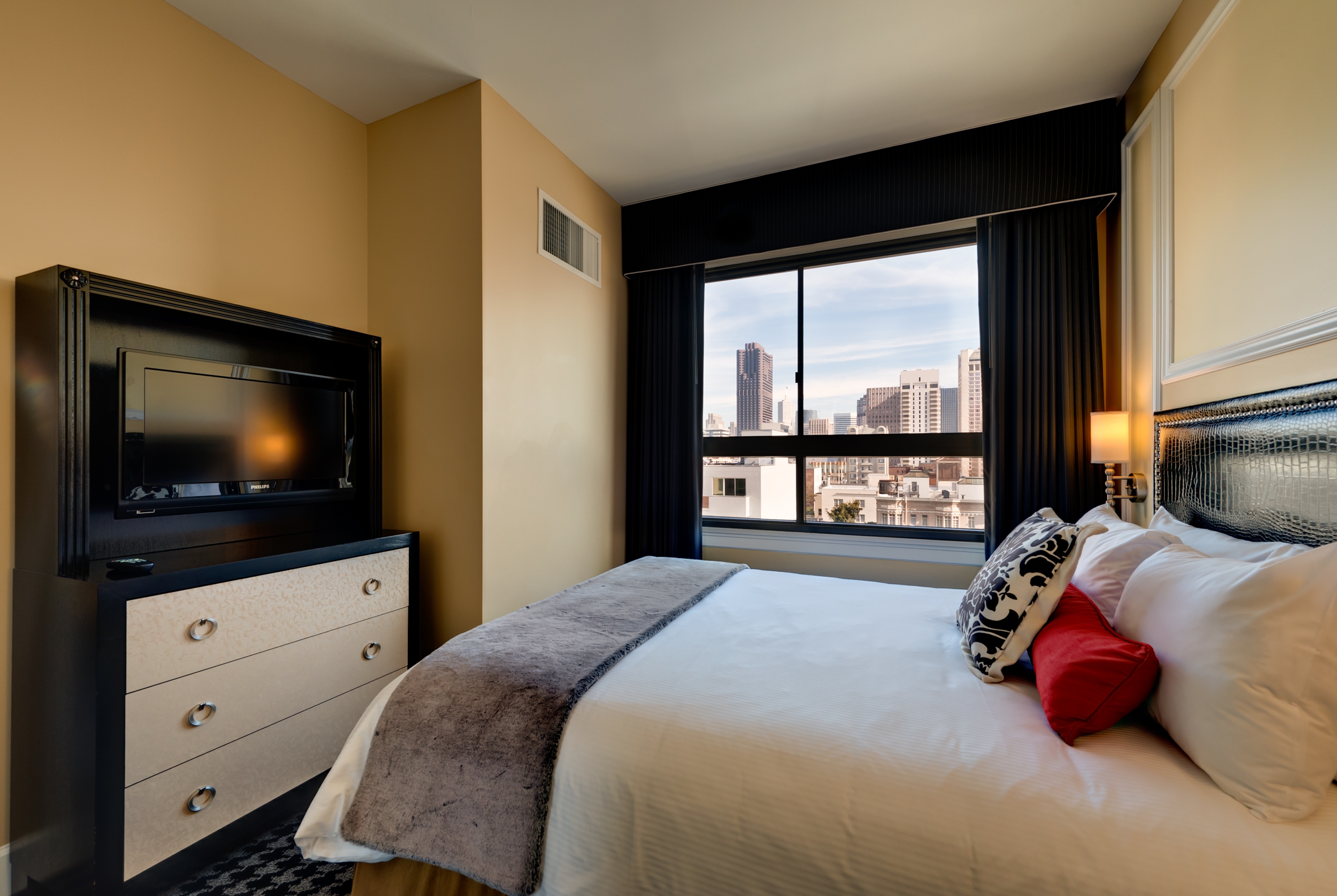 Queen bed guest room at the Club Wyndham Canterbury in San Francisco, California