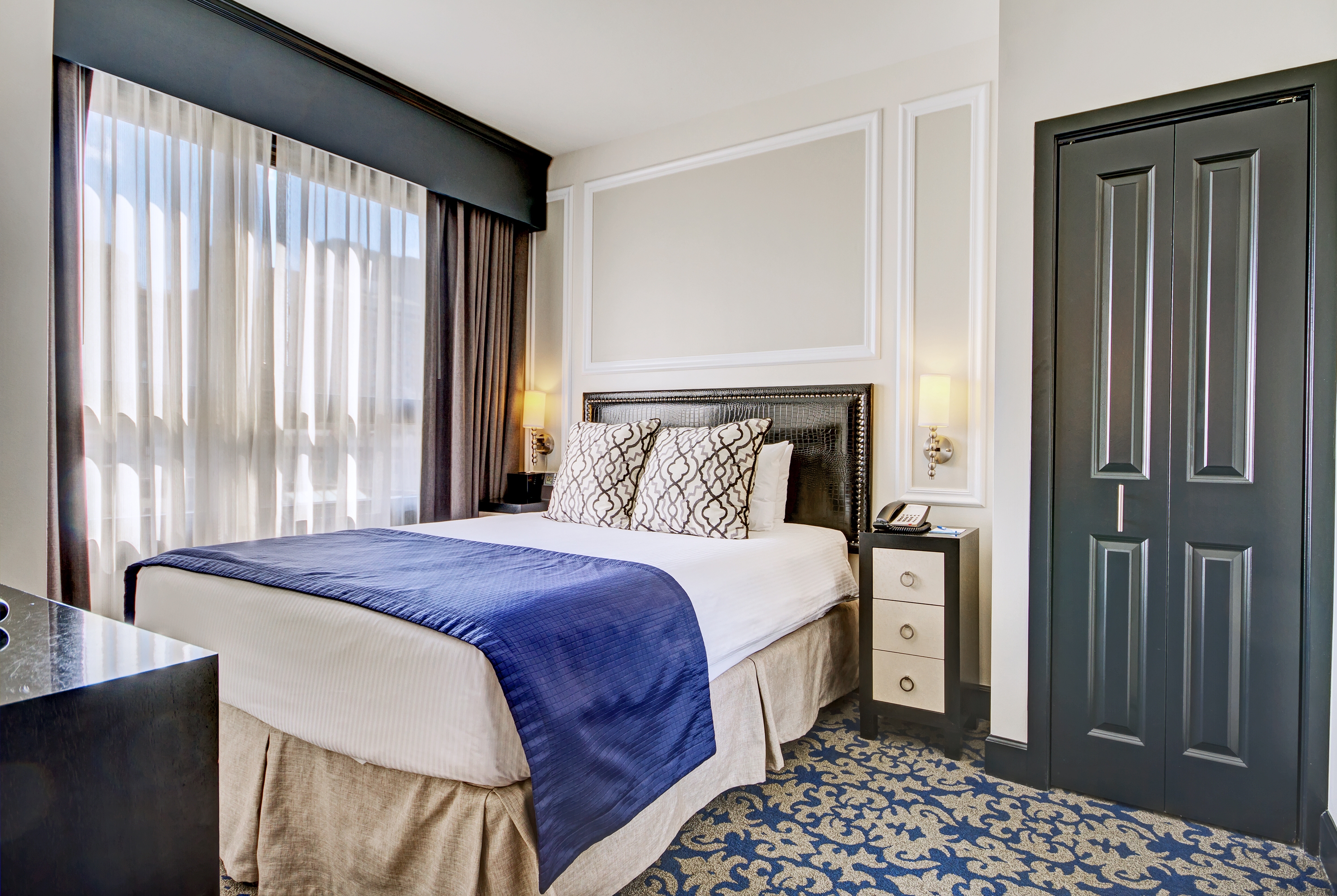 Queen bed guest room at the Club Wyndham Canterbury in San Francisco, California