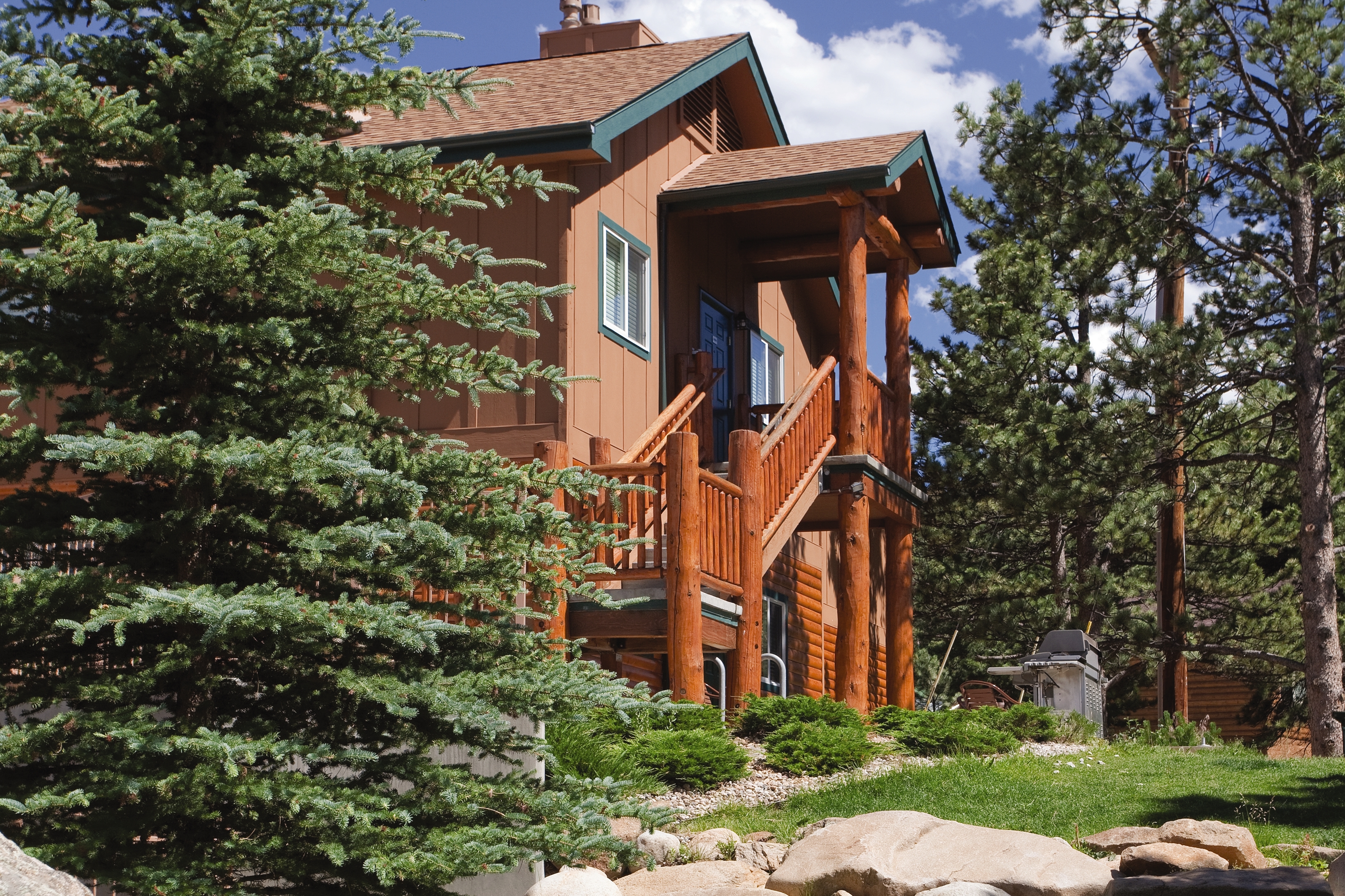 Exterior Day Image of WorldMark Estes Park hotel in Estes Park, Colorado
