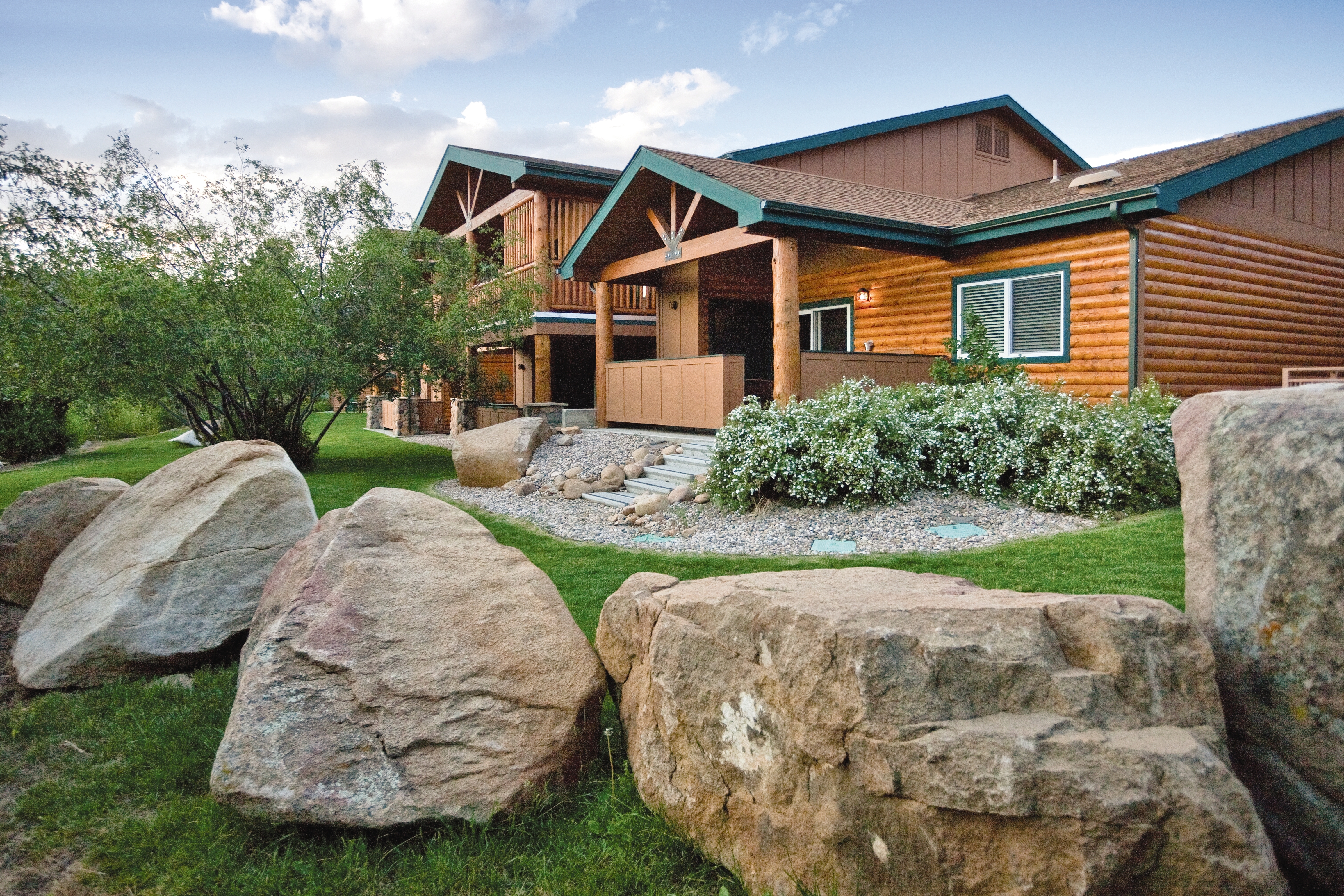 Exterior Day Image of WorldMark Estes Park hotel in Estes Park, Colorado