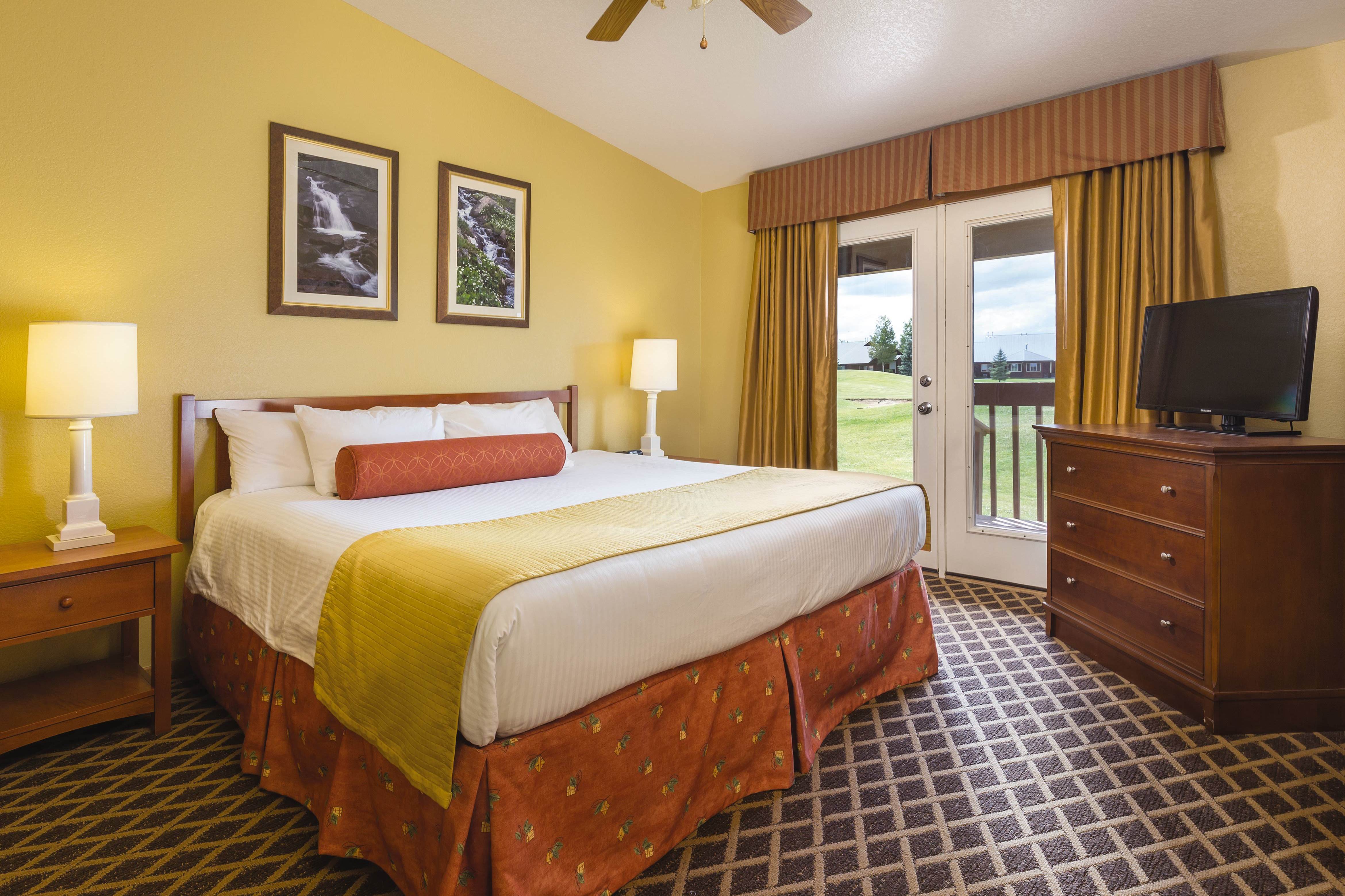 Guest room at the Club Wyndham Pagosa in Pagosa Springs, Colorado