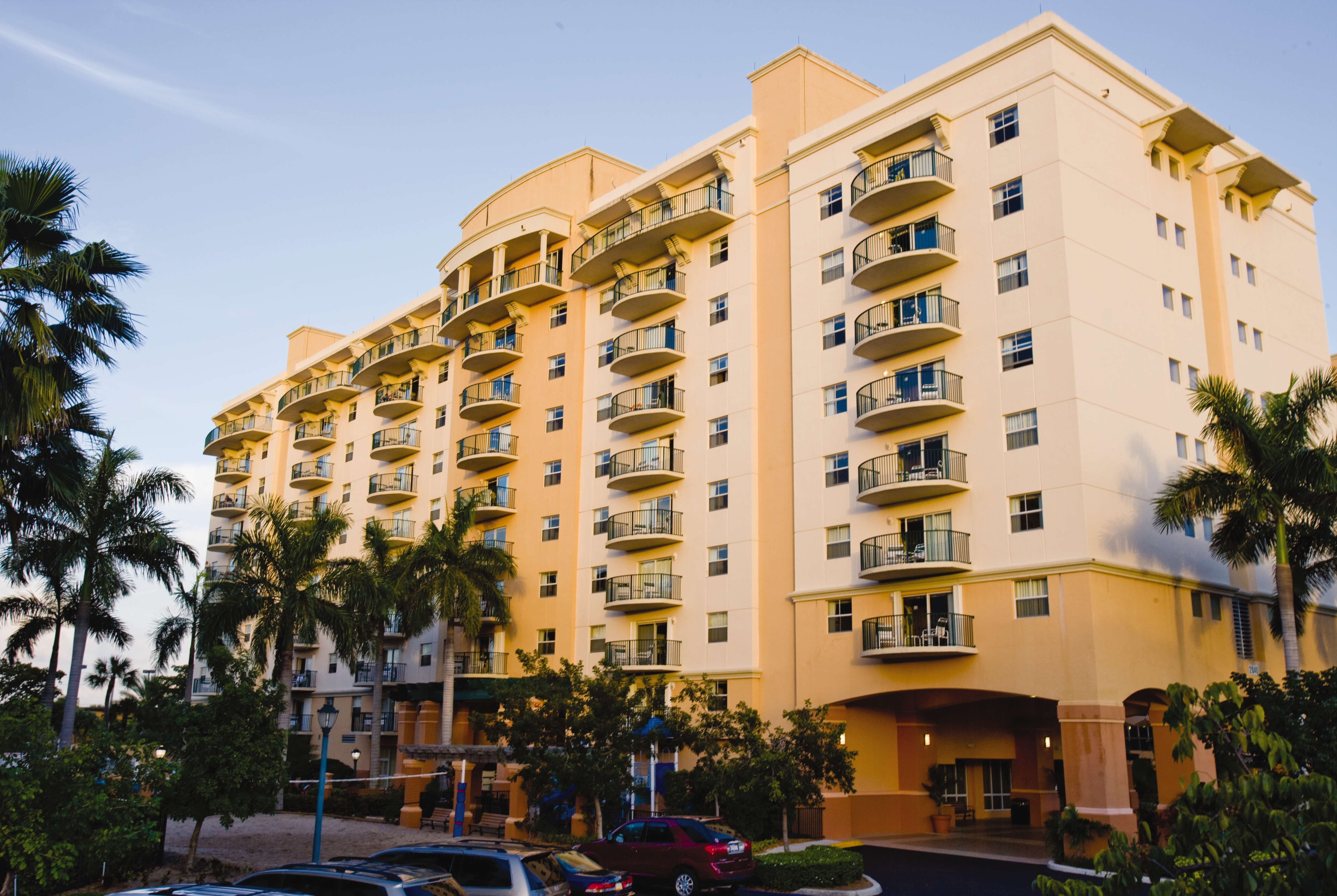 Front Exterior Image of Club Wyndham Palm-Aire hotel in North Pompano Beach, Florida