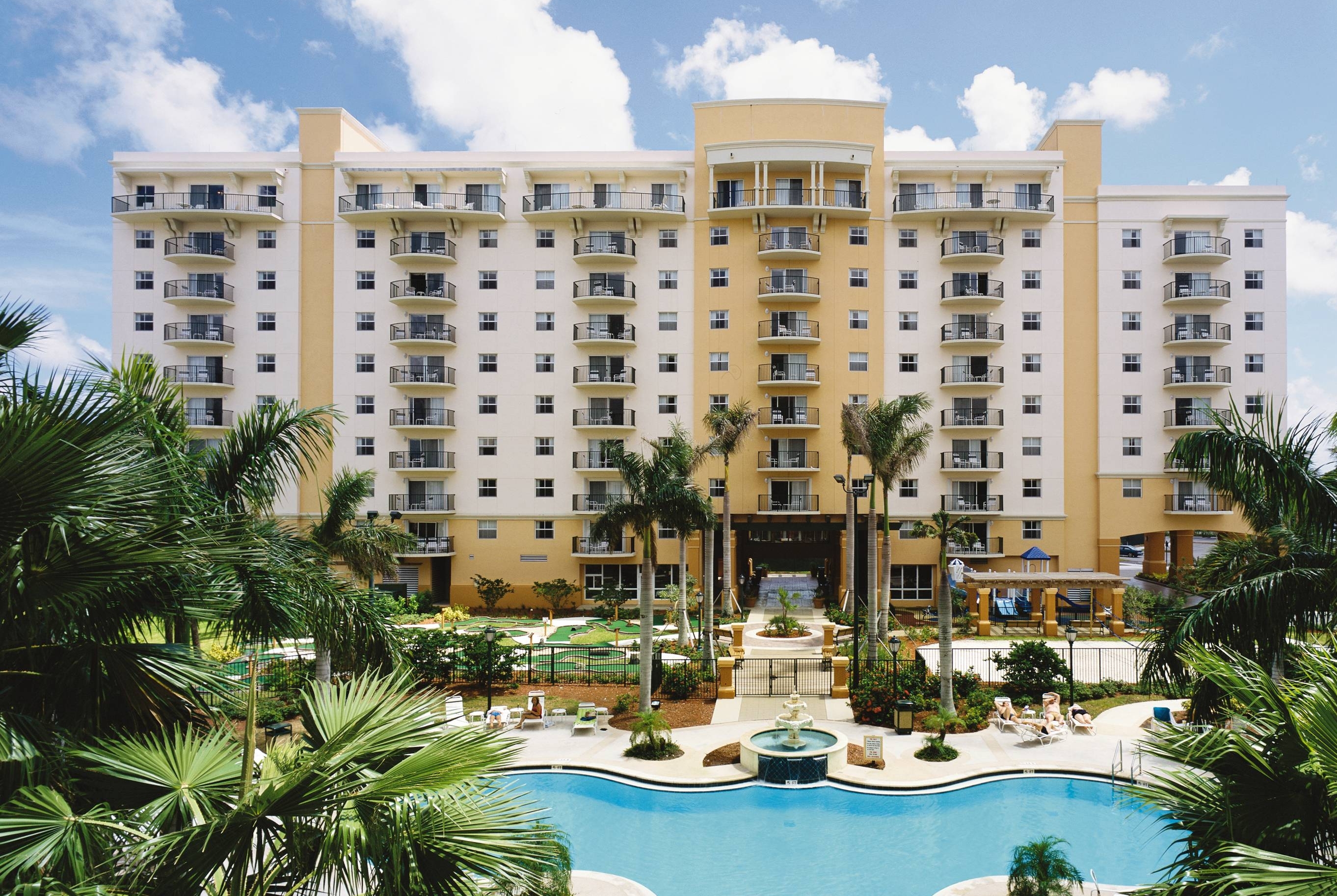 Exterior Day Image of Club Wyndham Palm-Aire hotel in North Pompano Beach, Florida