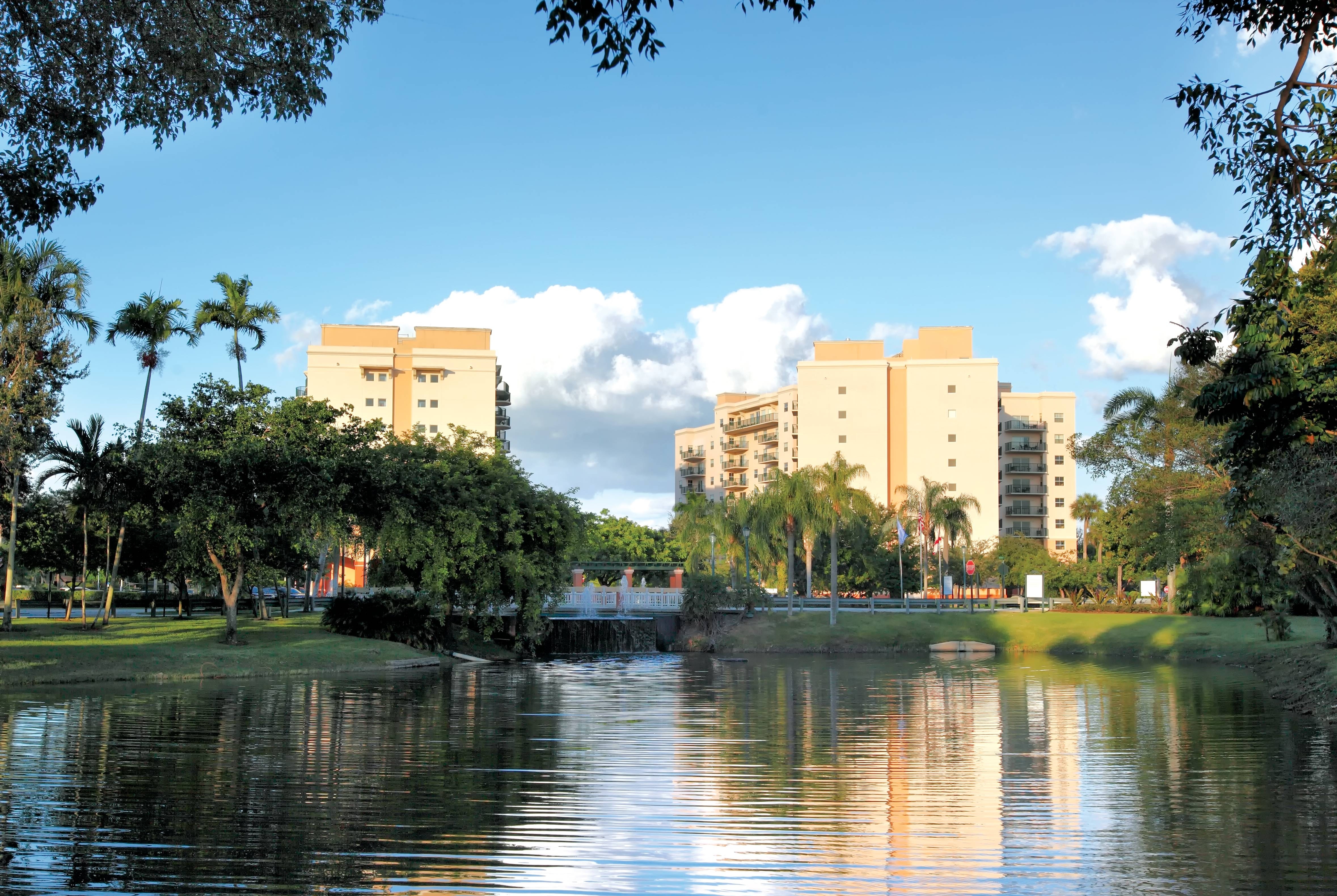 Exterior Day Image of Club Wyndham Palm-Aire hotel in North Pompano Beach, Florida