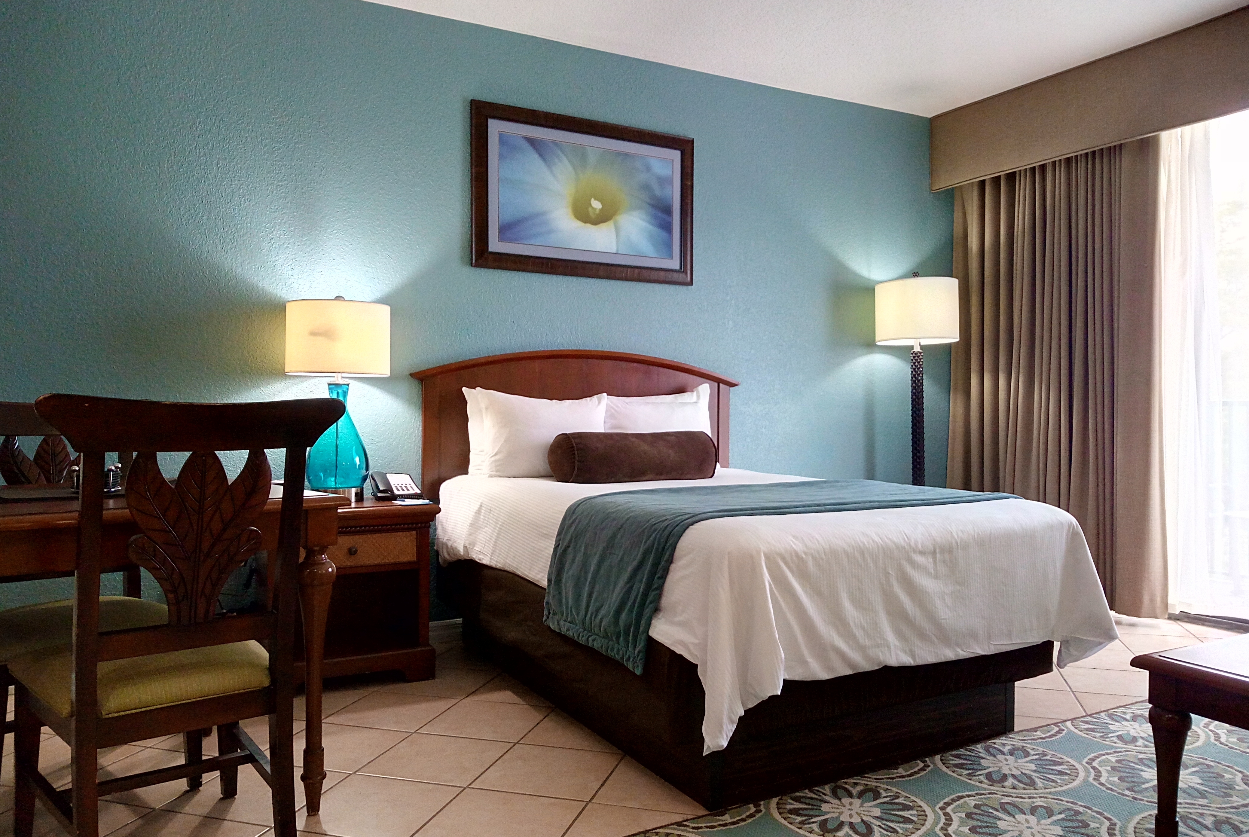 Queen bed guest room at the Club Wyndham Palm-Aire in North Pompano Beach, Florida