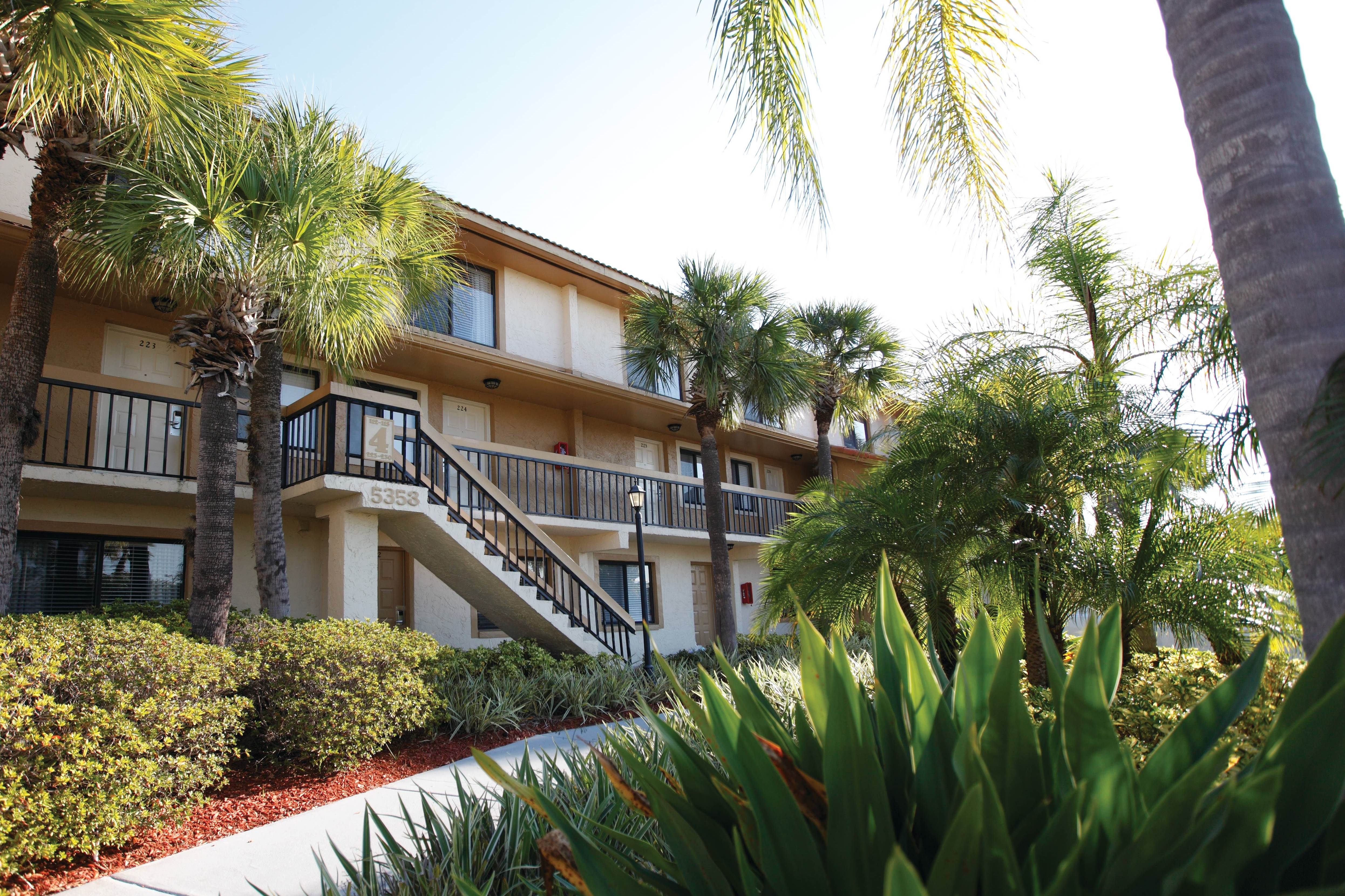 Exterior of Club Wyndham Orlando International hotel in Orlando, Florida