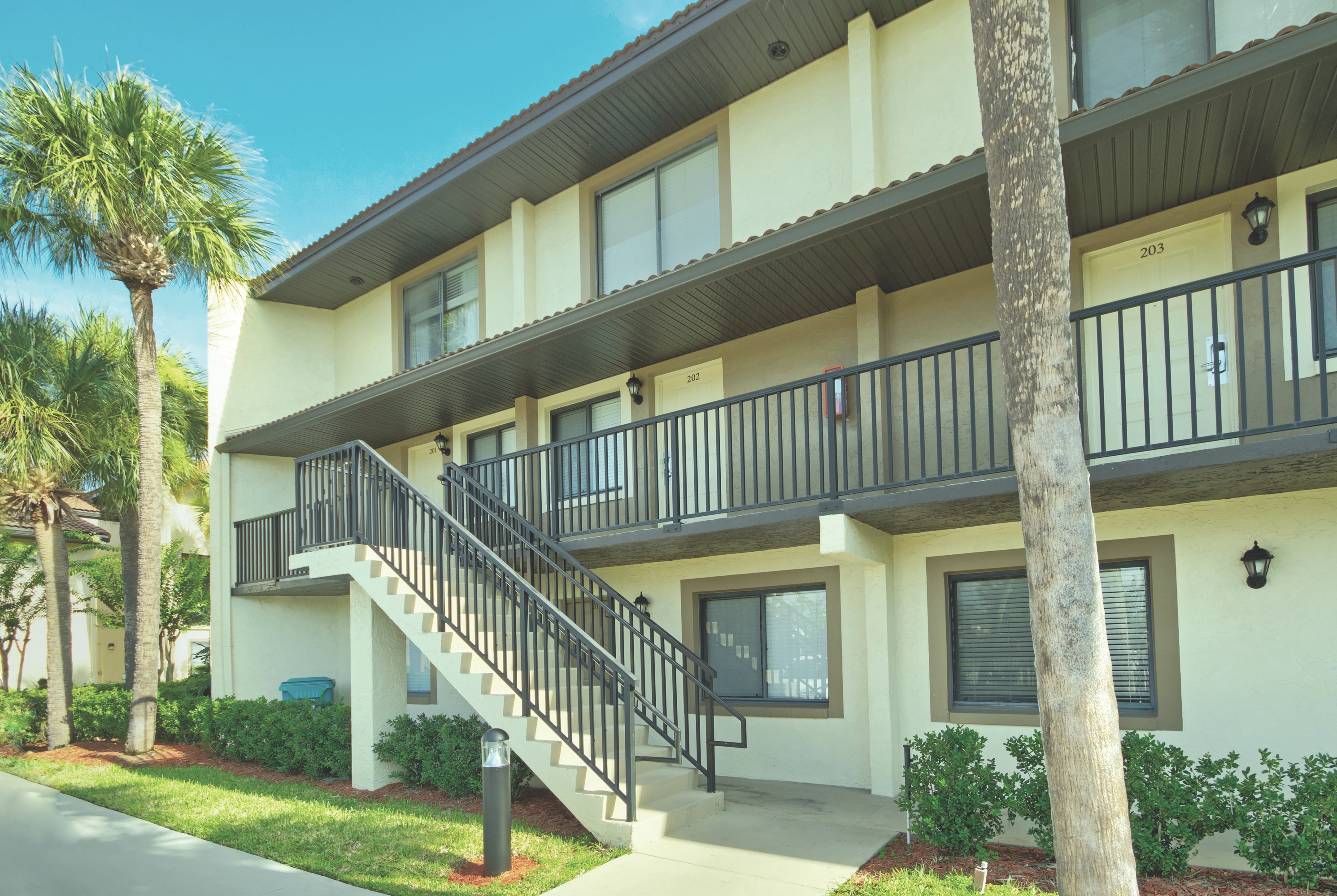 Exterior of Club Wyndham Orlando International hotel in Orlando, Florida