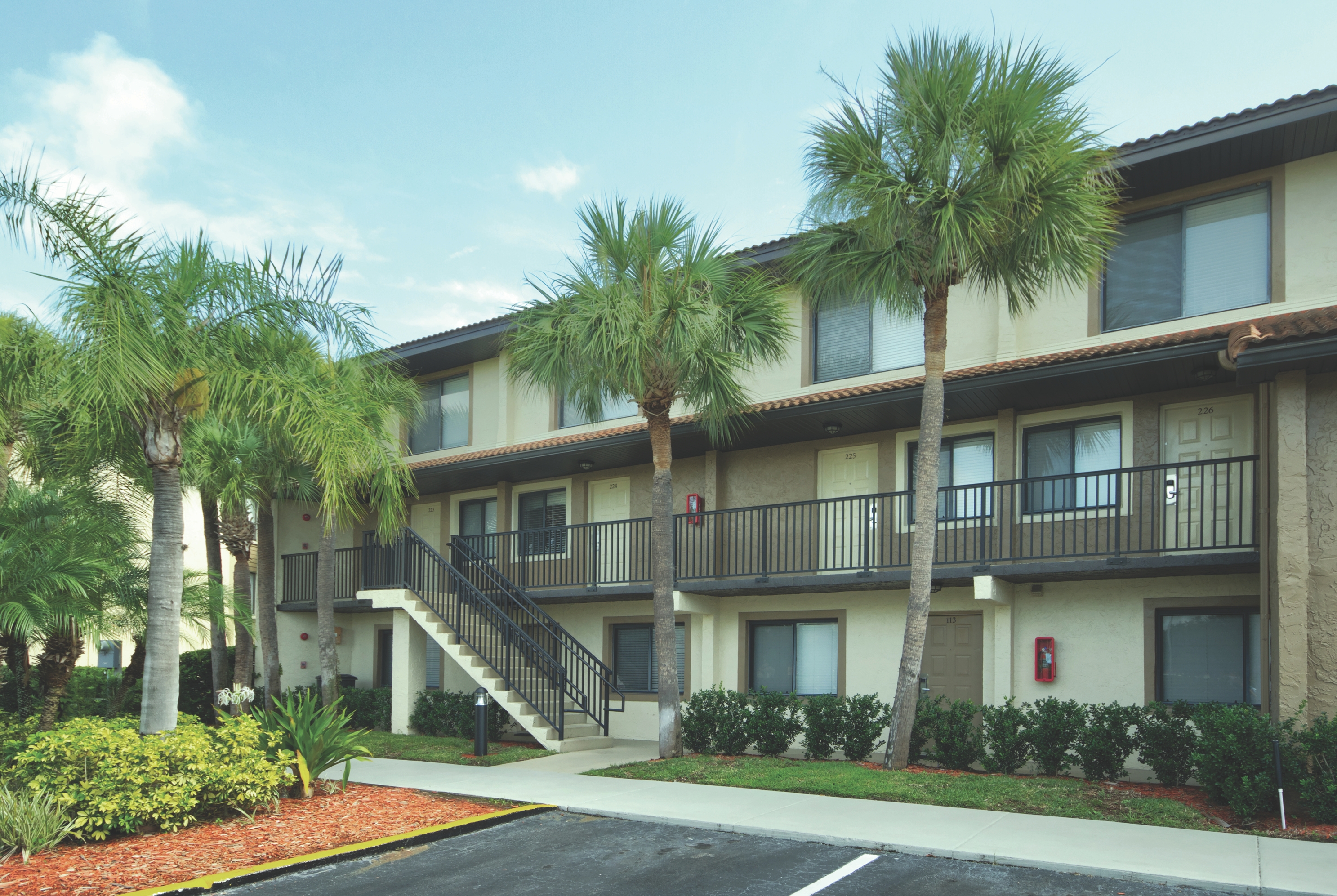 Exterior of Club Wyndham Orlando International hotel in Orlando, Florida