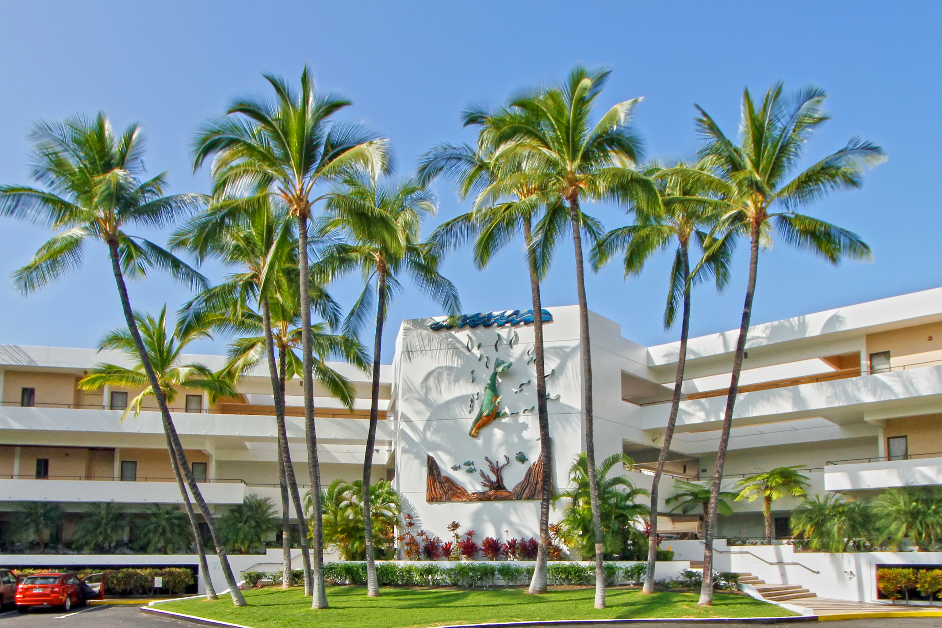 Exterior of Club Wyndham Royal Sea Cliff hotel in Kailua Kona, Hawaii