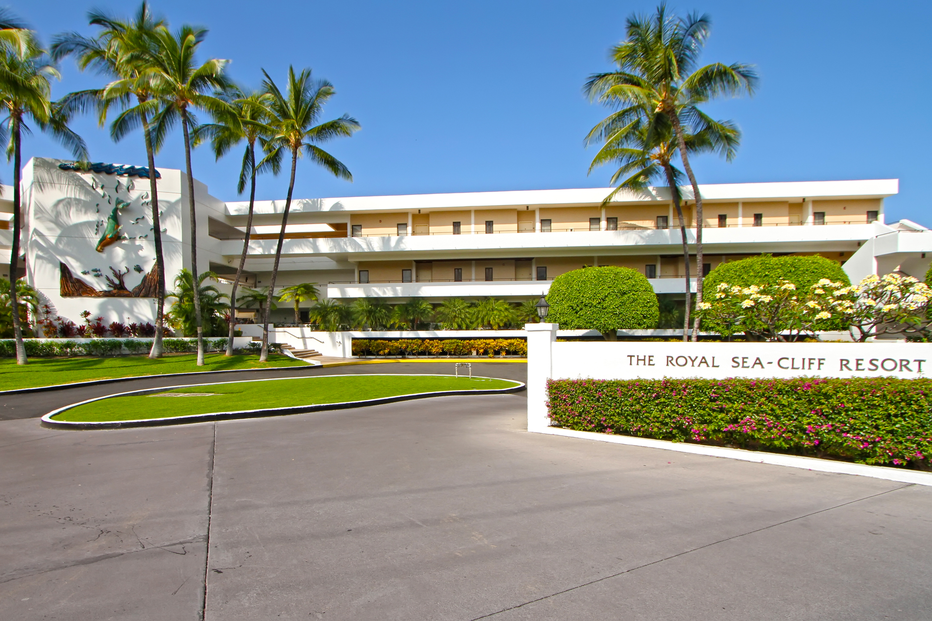 Exterior of Club Wyndham Royal Sea Cliff hotel in Kailua Kona, Hawaii