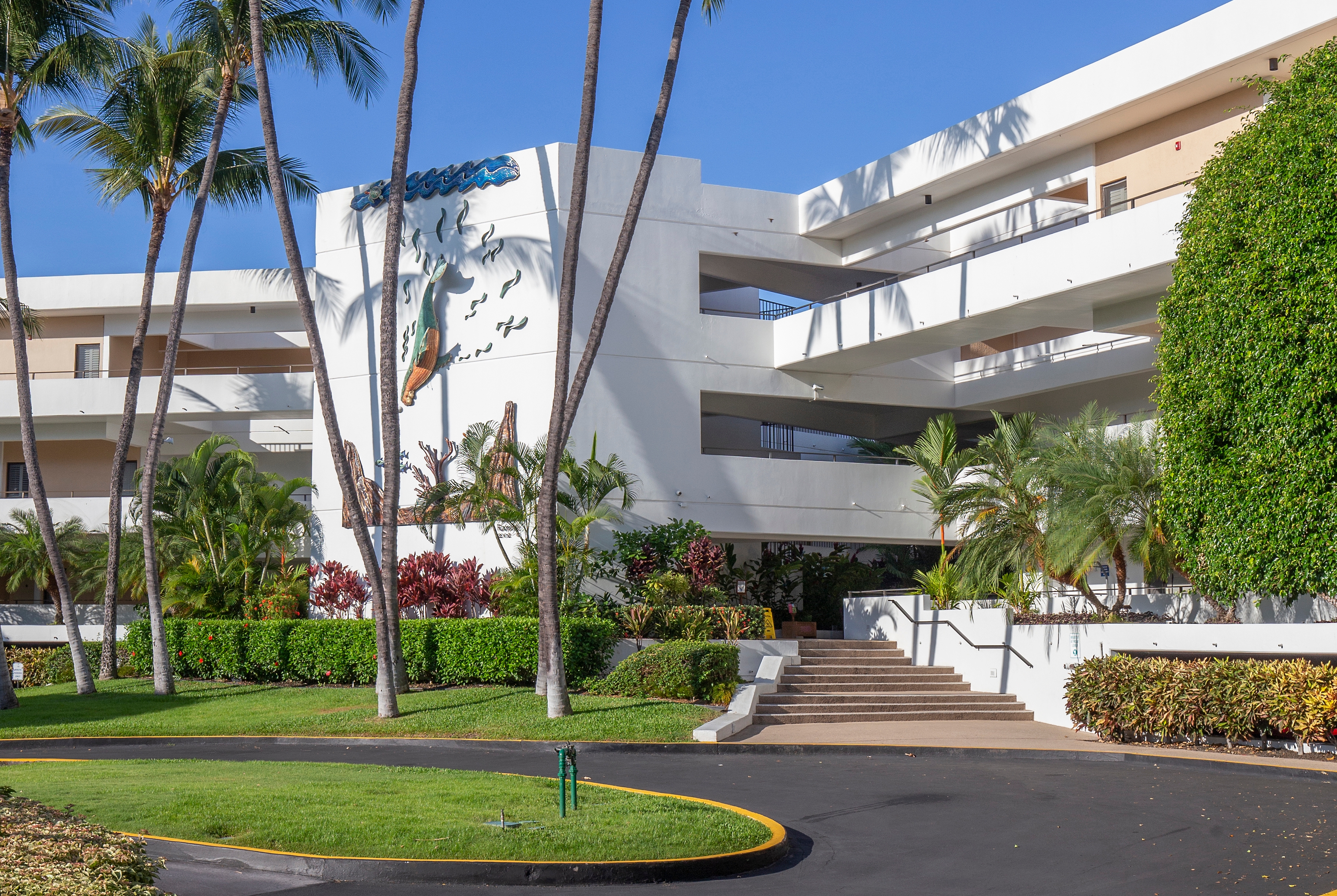 Exterior of Club Wyndham Royal Sea Cliff hotel in Kailua Kona, Hawaii