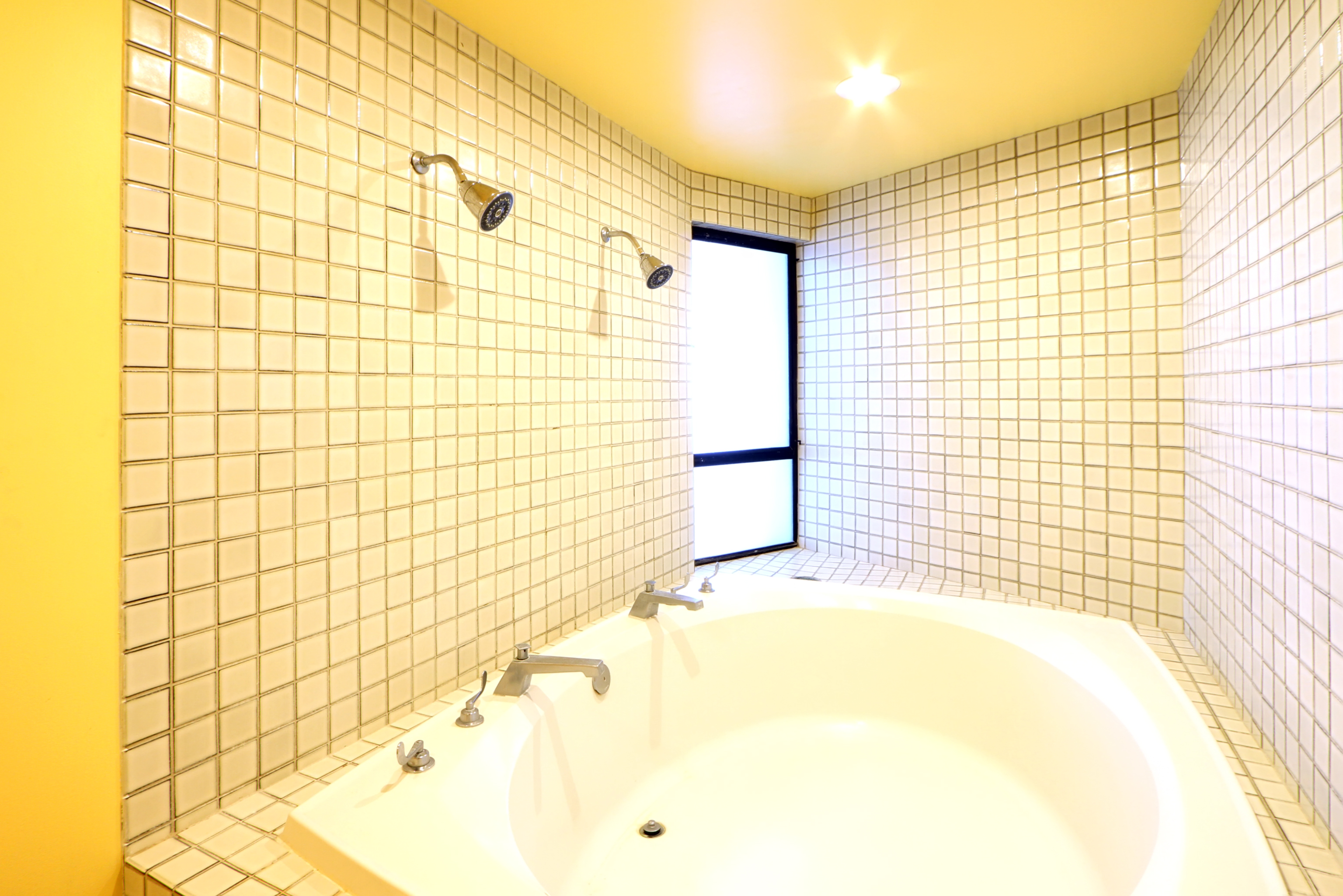 Guest room bath at the Club Wyndham Royal Sea Cliff in Kailua Kona, Hawaii