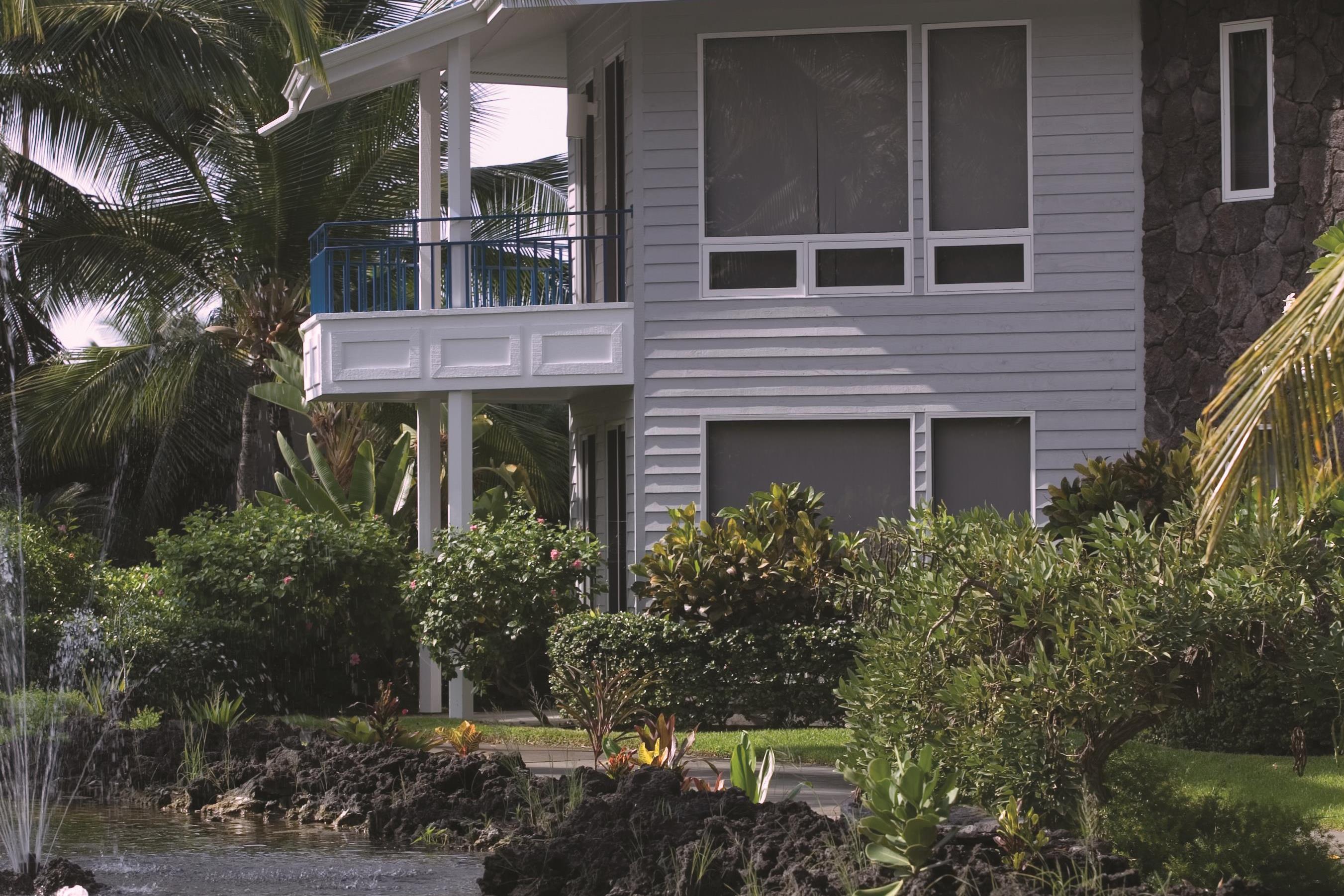 Exterior of Club Wyndham Mauna Loa Village hotel in Kailua Kona, Hawaii