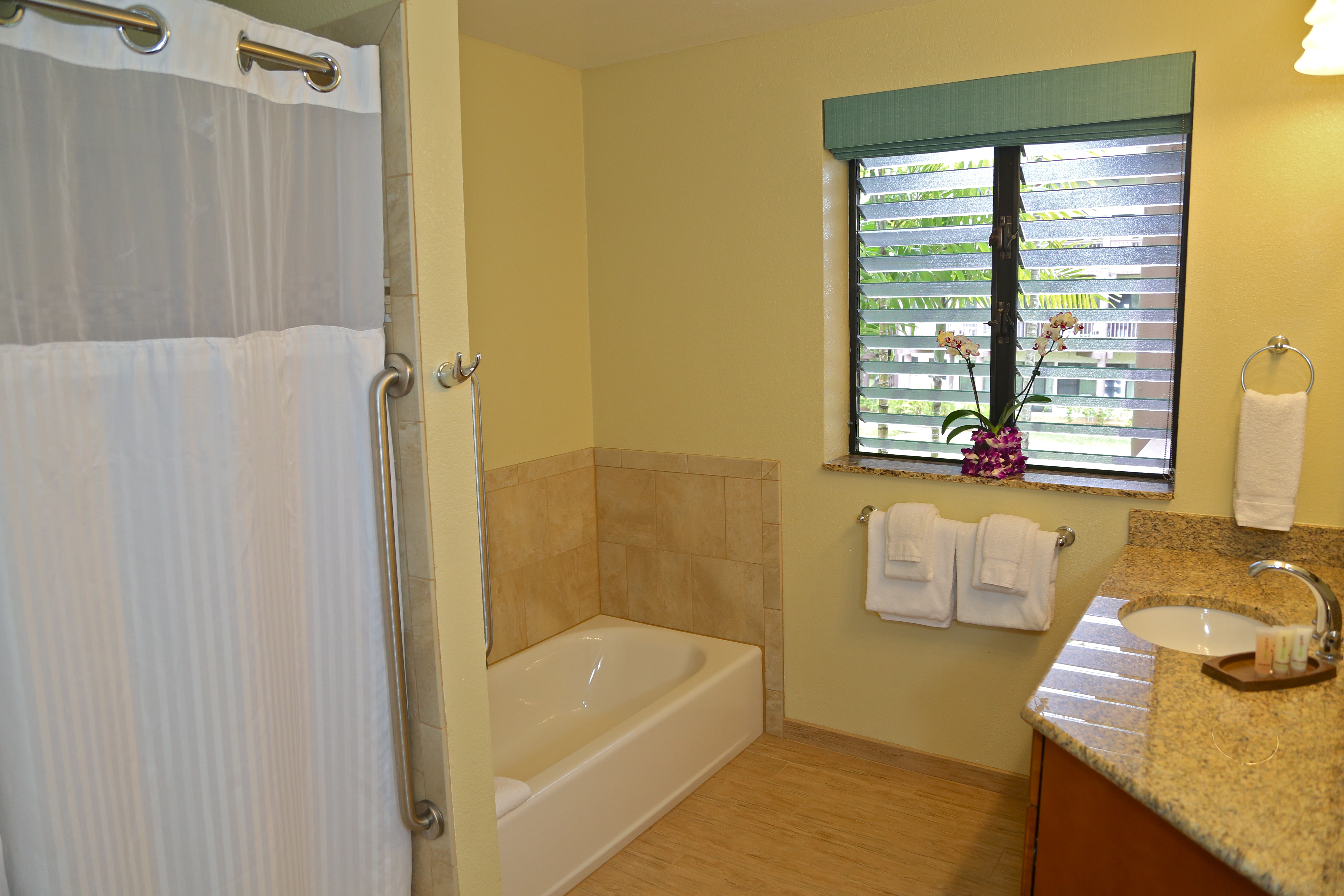 Guest room bath at the Club Wyndham Ka Eo Kai in Princeville, Hawaii