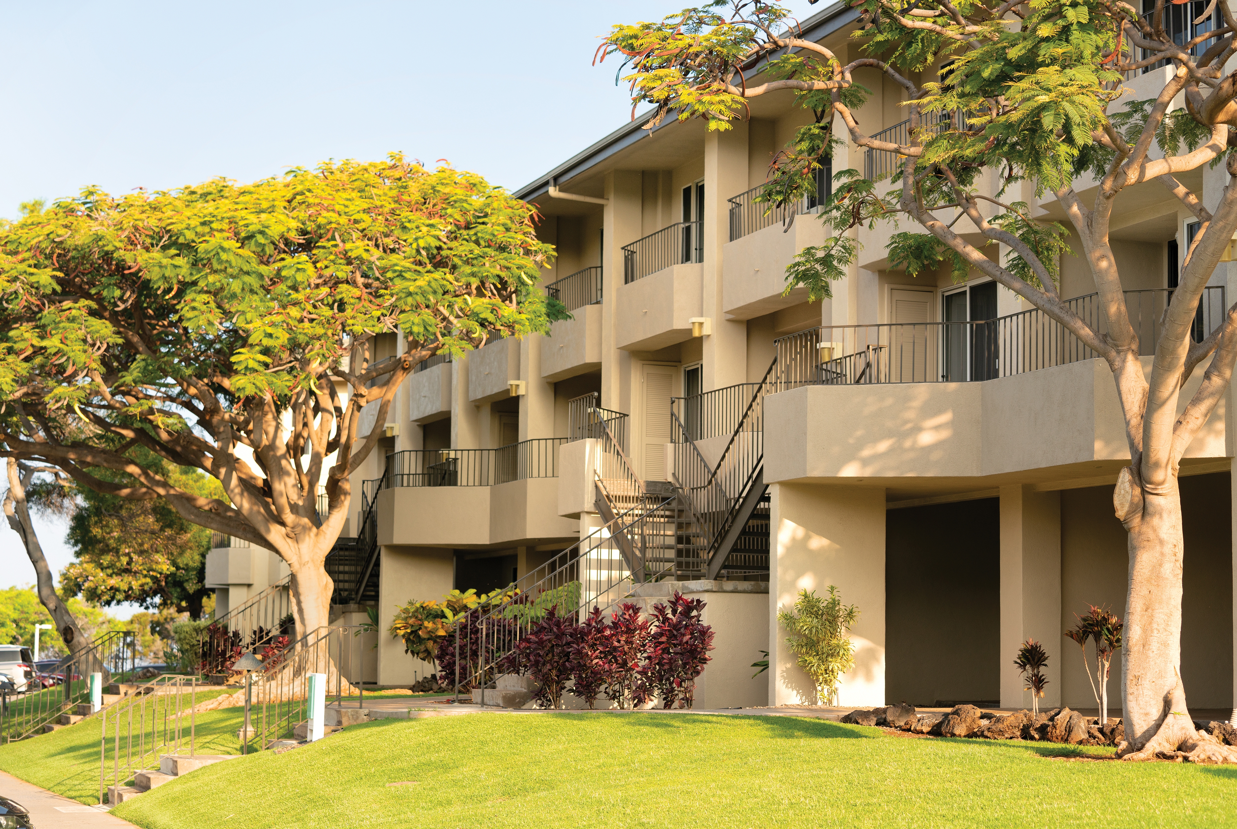 Exterior of Paniolo Greens hotel in Waikoloa Village, Hawaii
