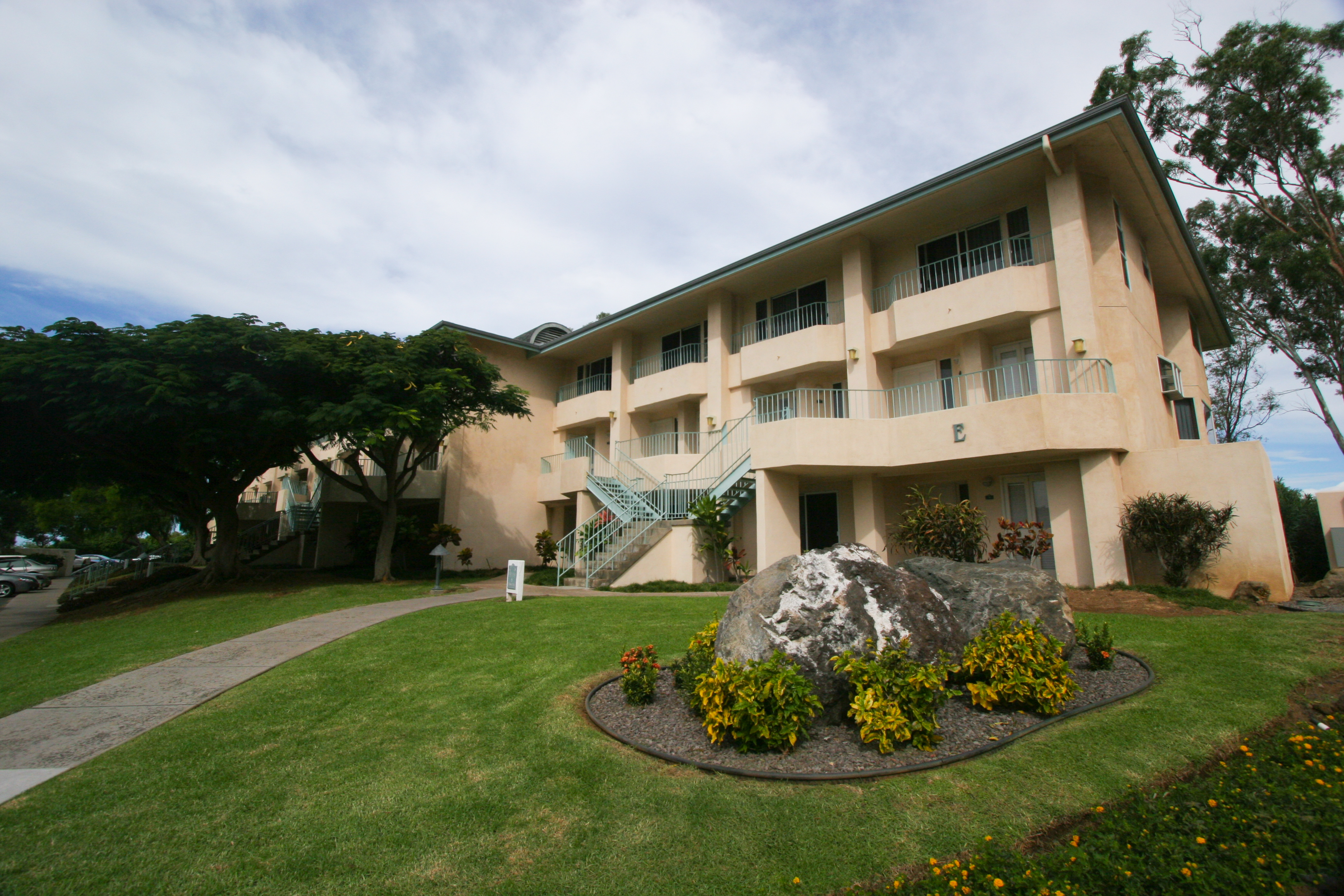 Exterior of Paniolo Greens hotel in Waikoloa Village, Hawaii