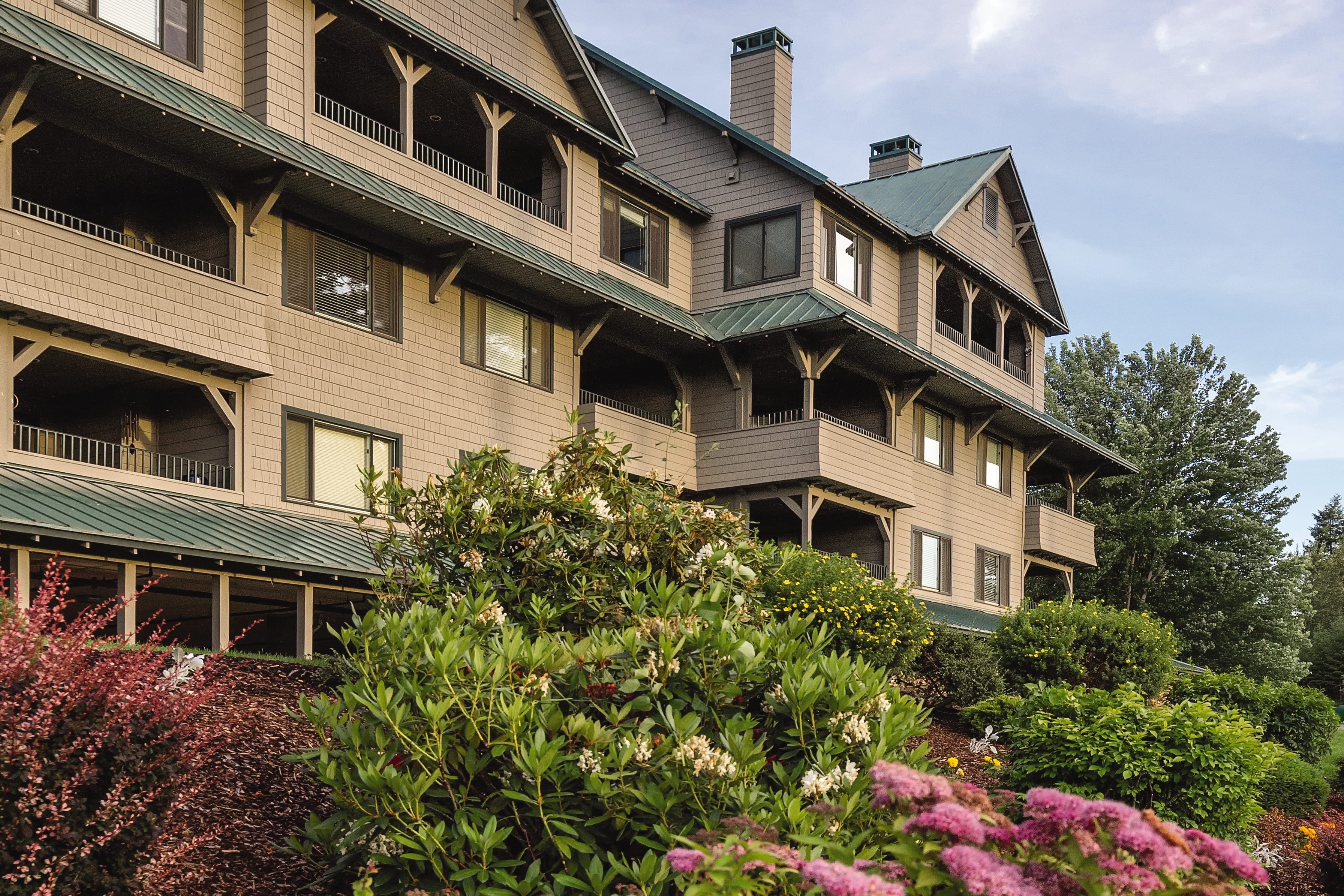 Exterior Day Image of WorldMark Arrow Point hotel in Harrison, Idaho