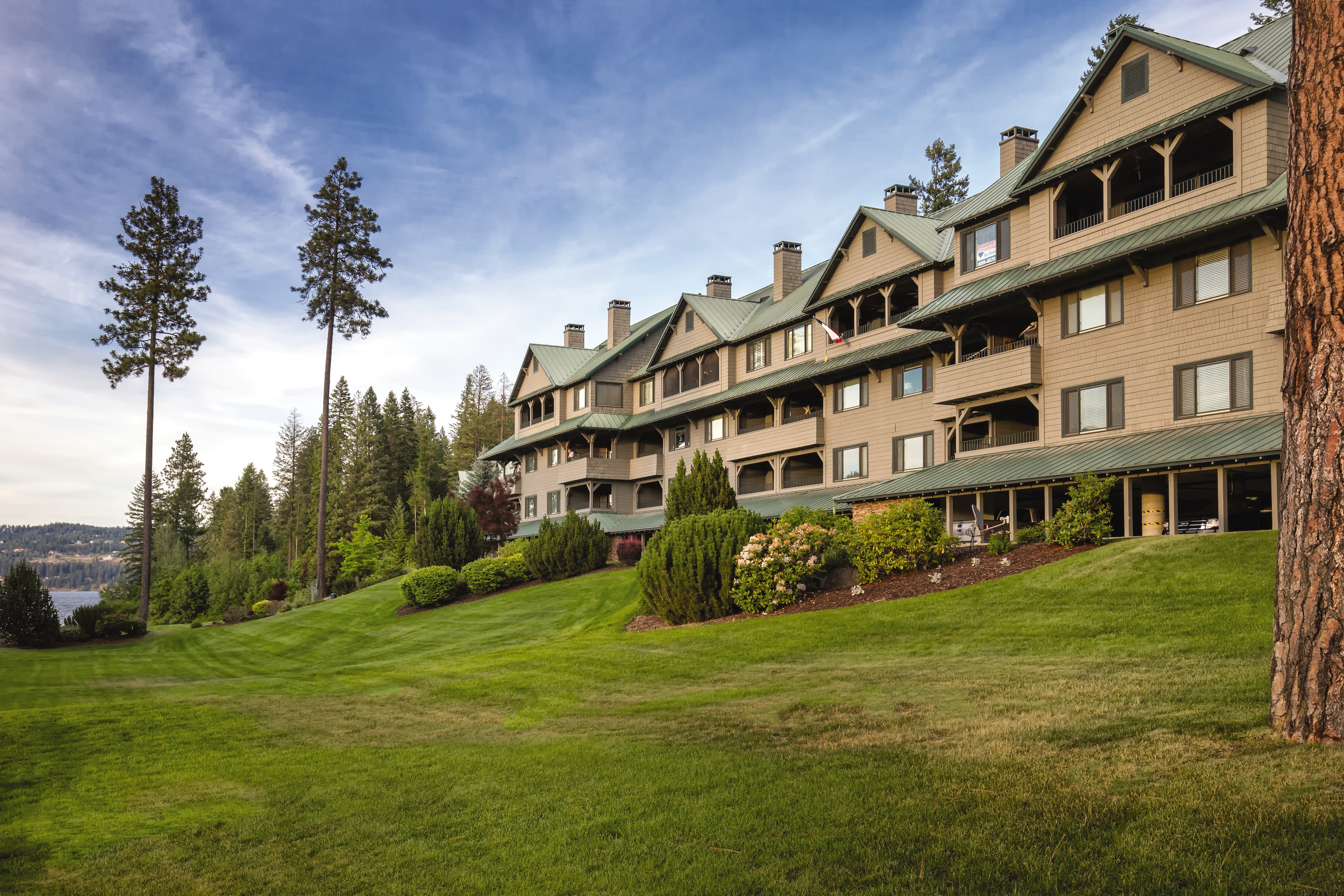 Exterior Day Image of WorldMark Arrow Point hotel in Harrison, Idaho