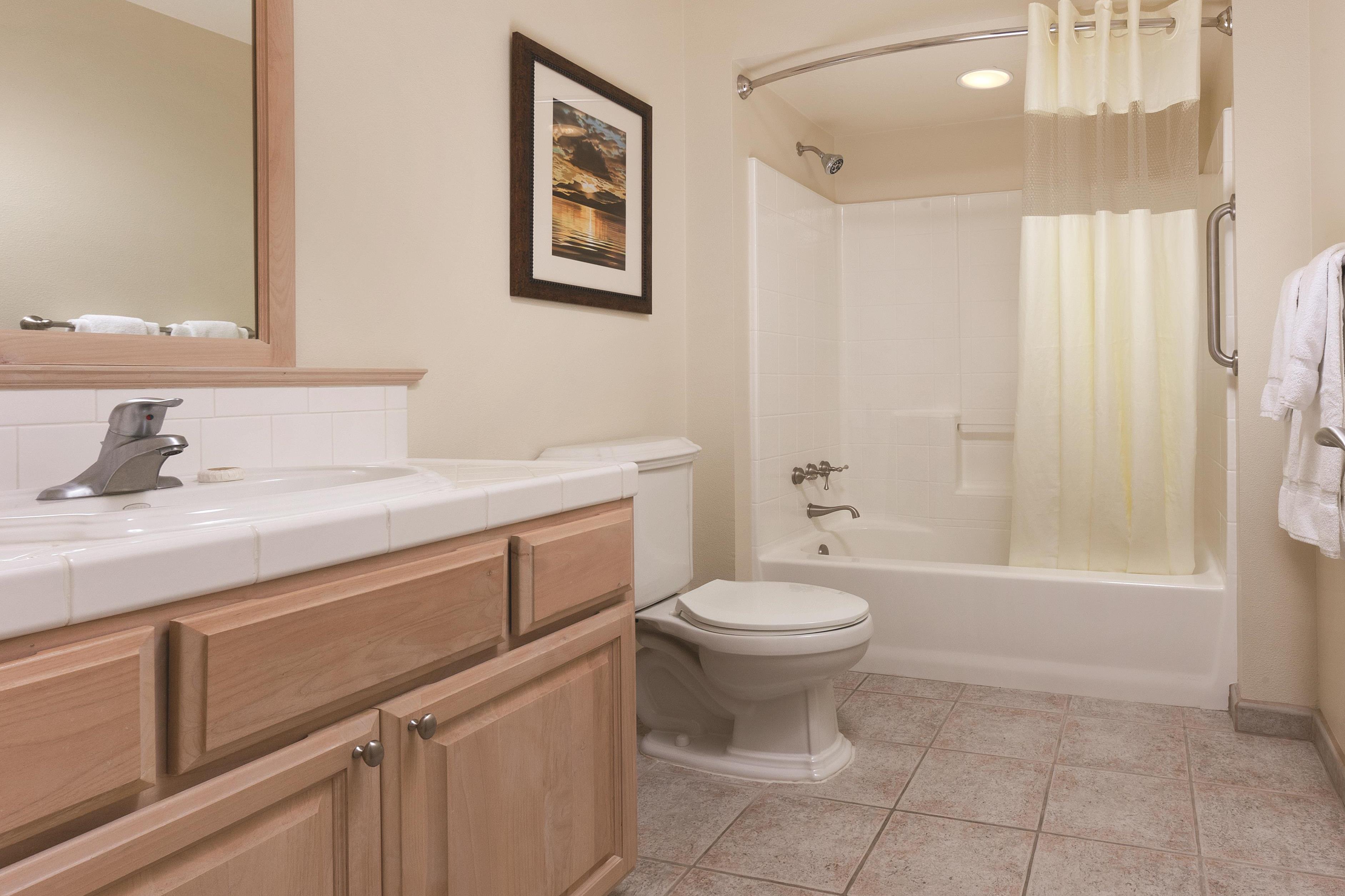 Guest room bath at the WorldMark Arrow Point in Harrison, Idaho