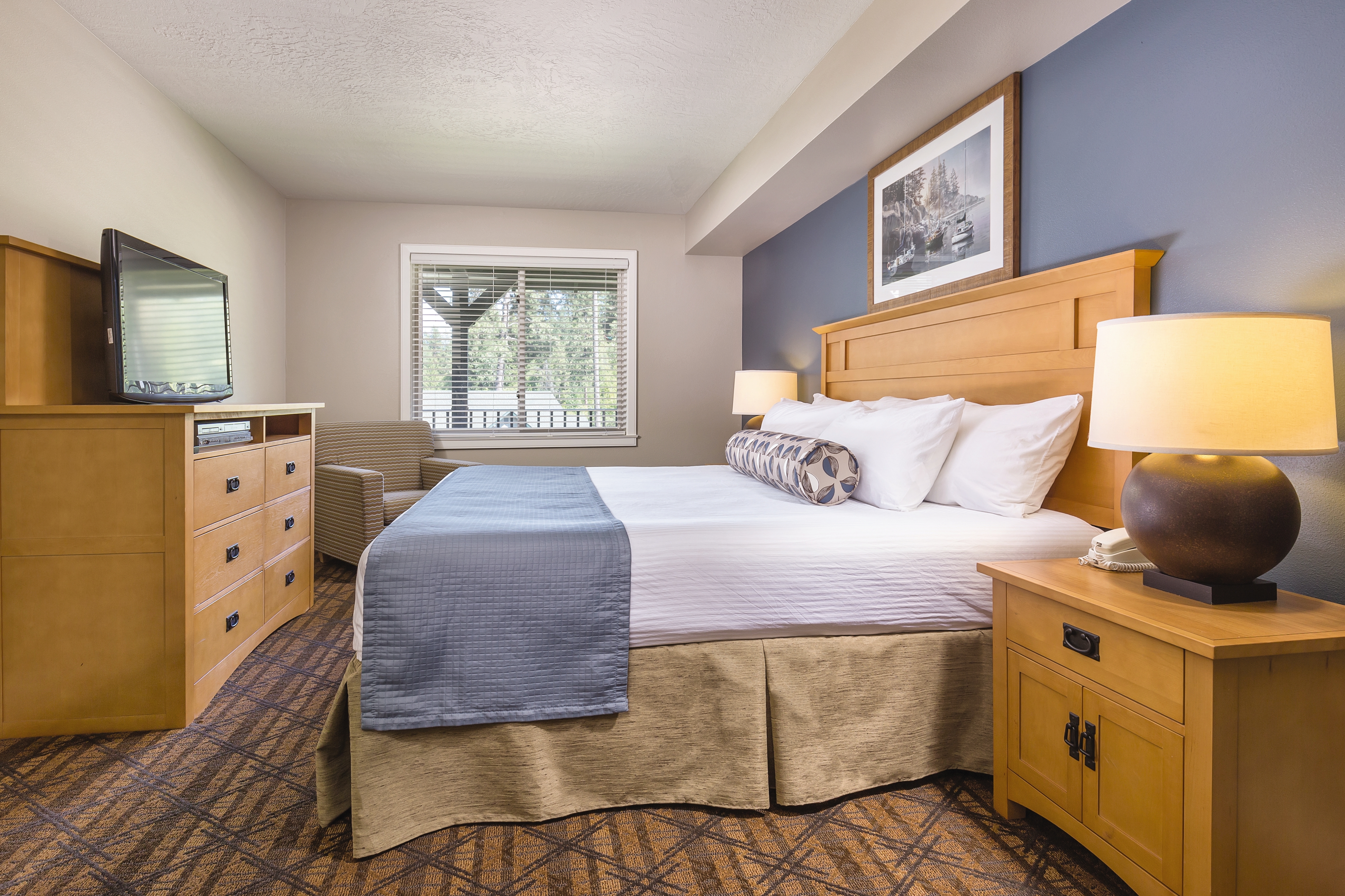 Guest room at the WorldMark Arrow Point in Harrison, Idaho