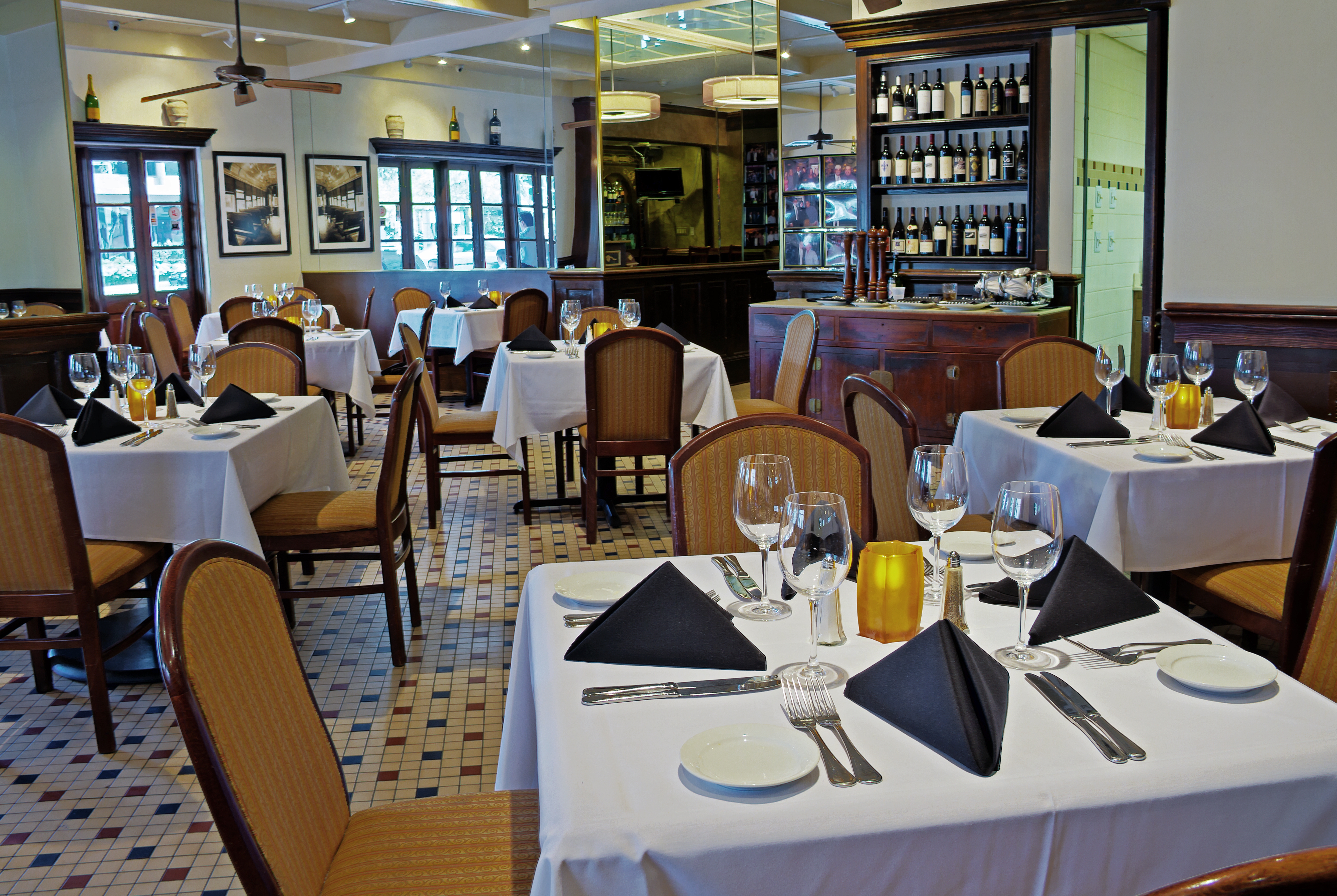 Club Wyndham Avenue Plaza restaurant main dining in New Orleans, Louisiana