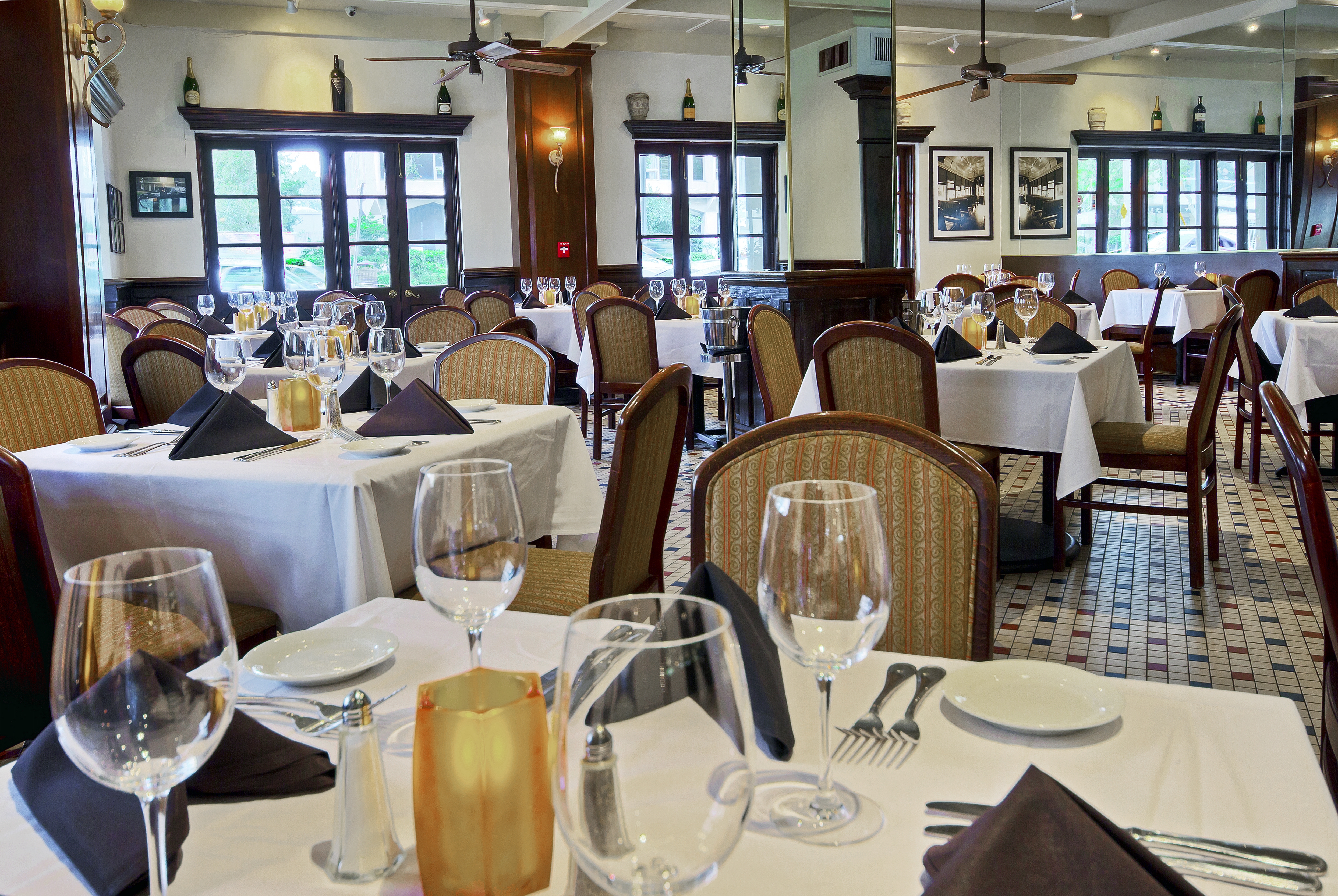 Club Wyndham Avenue Plaza restaurant main dining in New Orleans, Louisiana