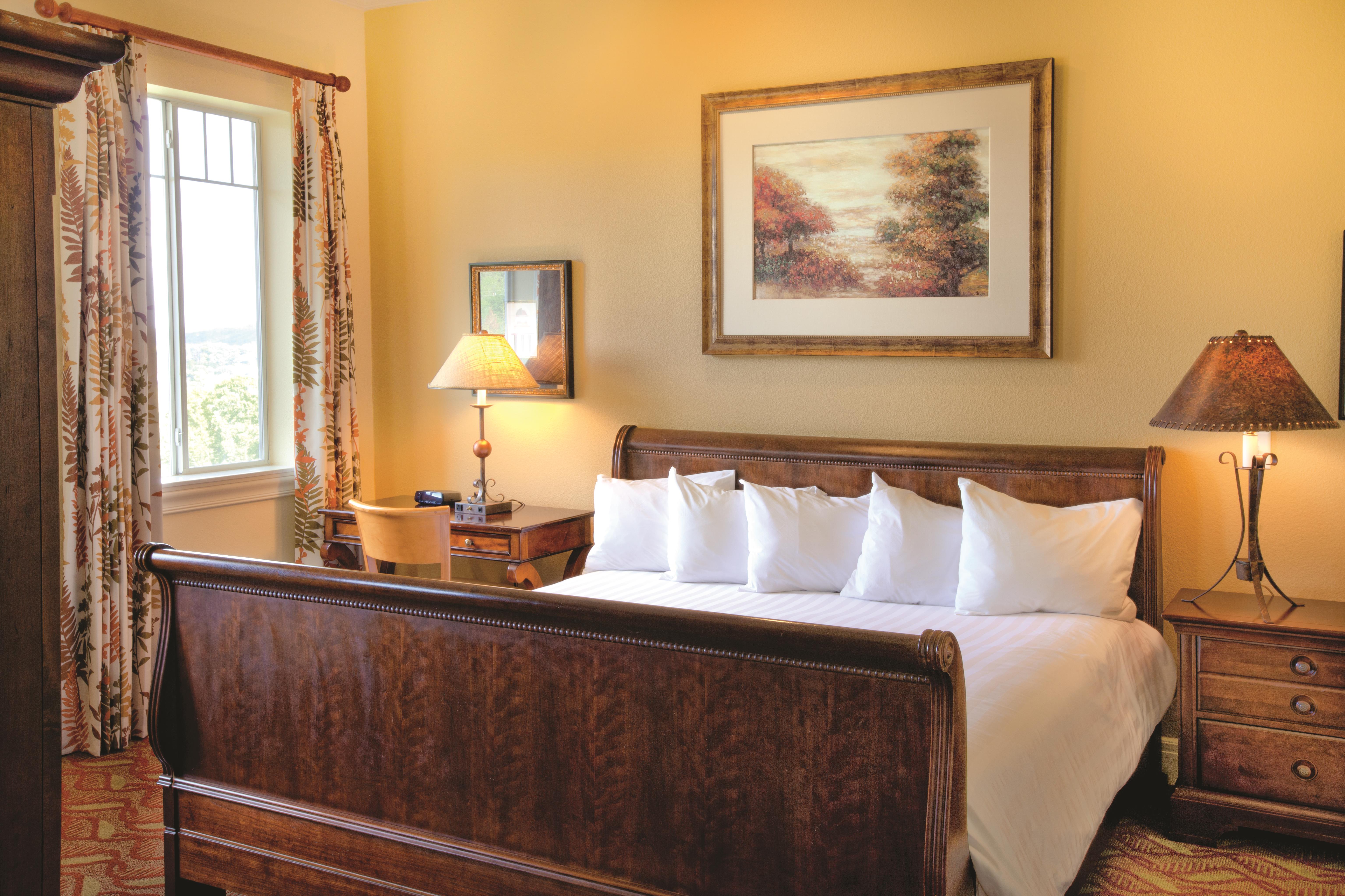 Guest room at the Club Wyndham Mountain Vista in Branson, Missouri