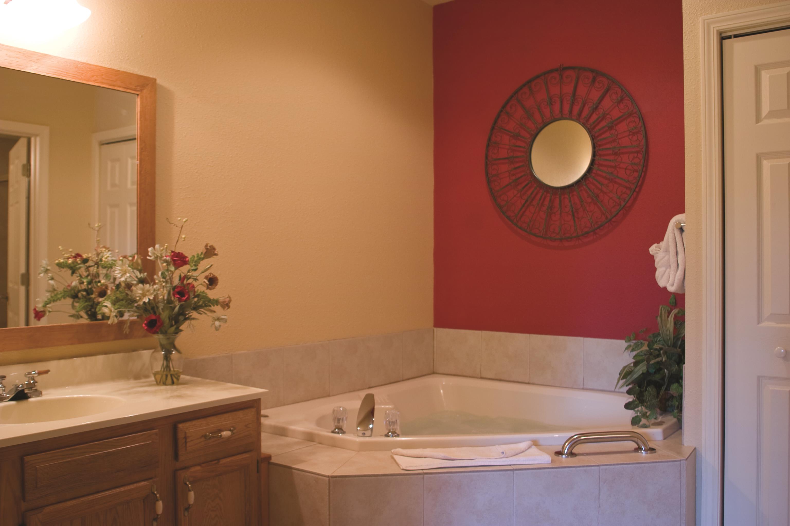 Guest room bath at the Club Wyndham Mountain Vista in Branson, Missouri