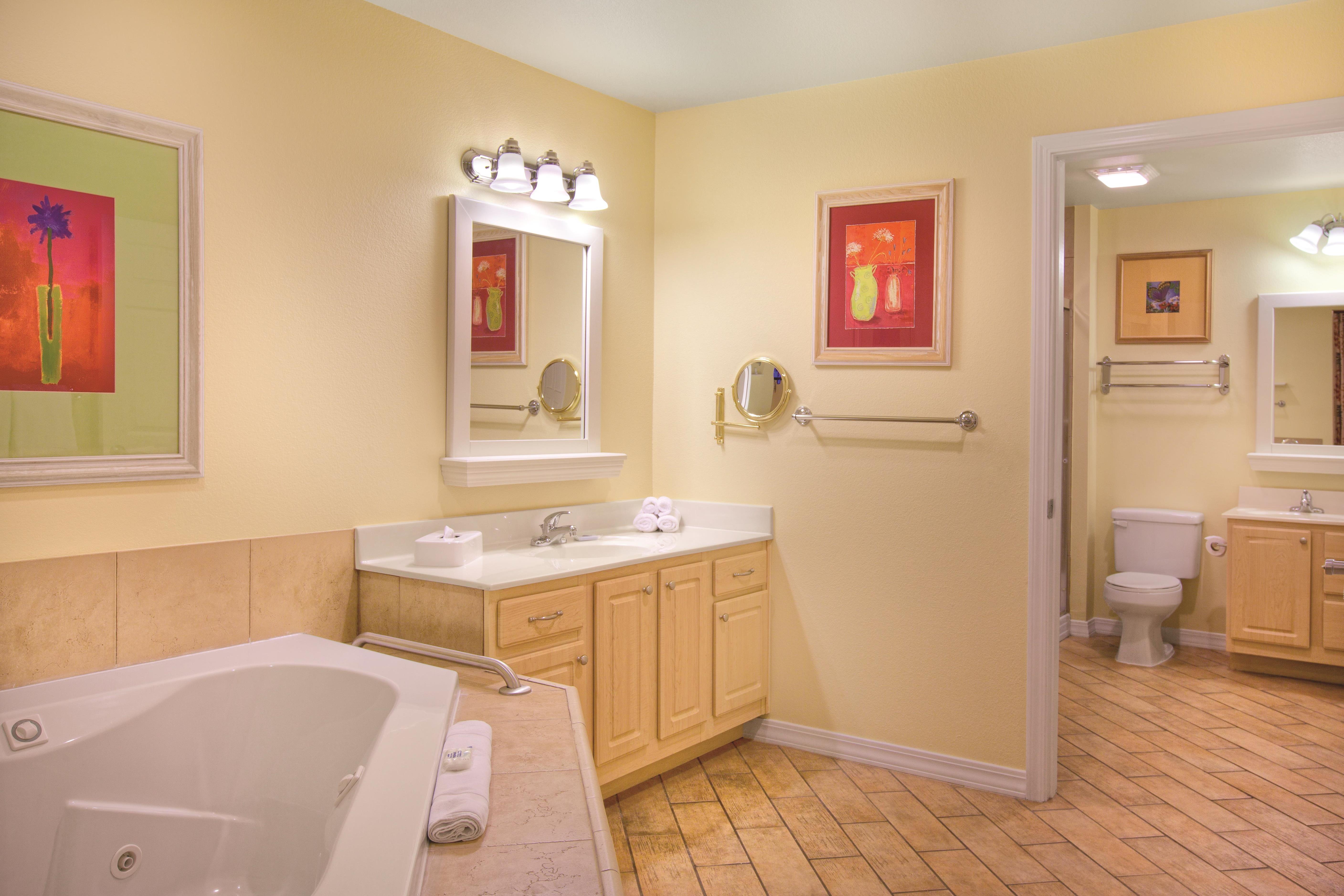 Guest room bath at the Club Wyndham Mountain Vista in Branson, Missouri