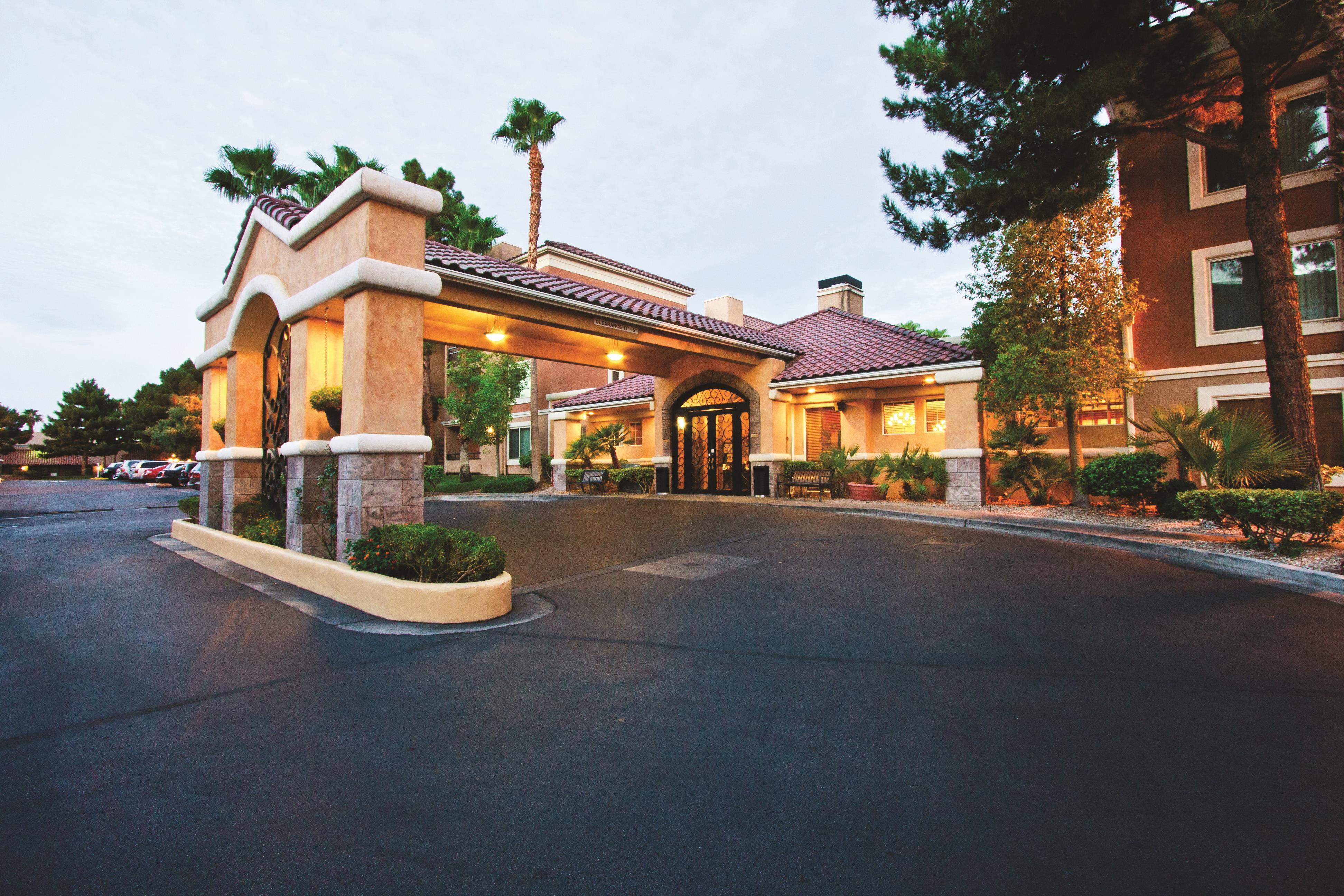 Front Exterior Image of Club Wyndham Desert Rose Resort hotel in Las Vegas, Nevada