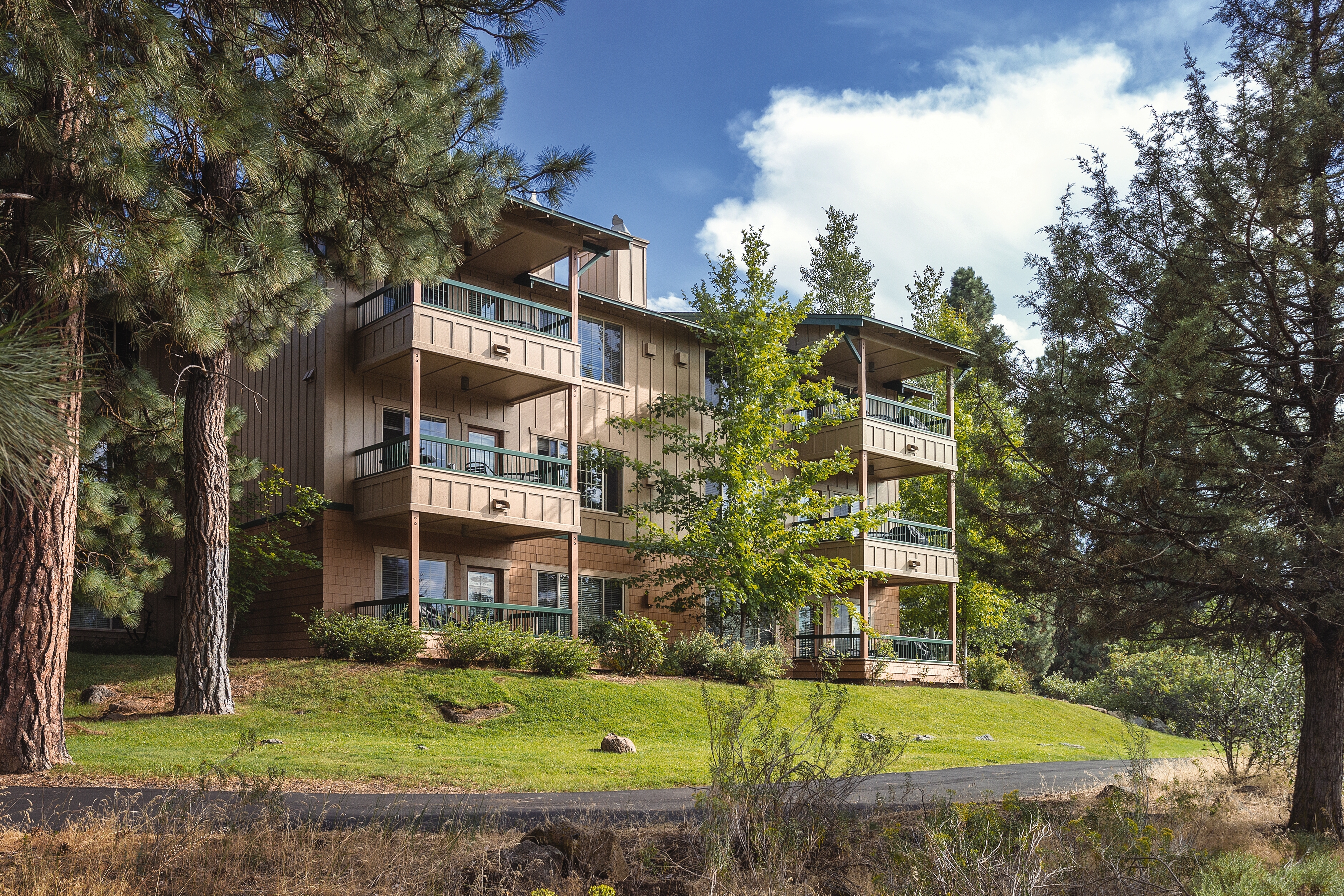 Exterior Day Image of WorldMark Running Y hotel in Klamath Falls, Oregon
