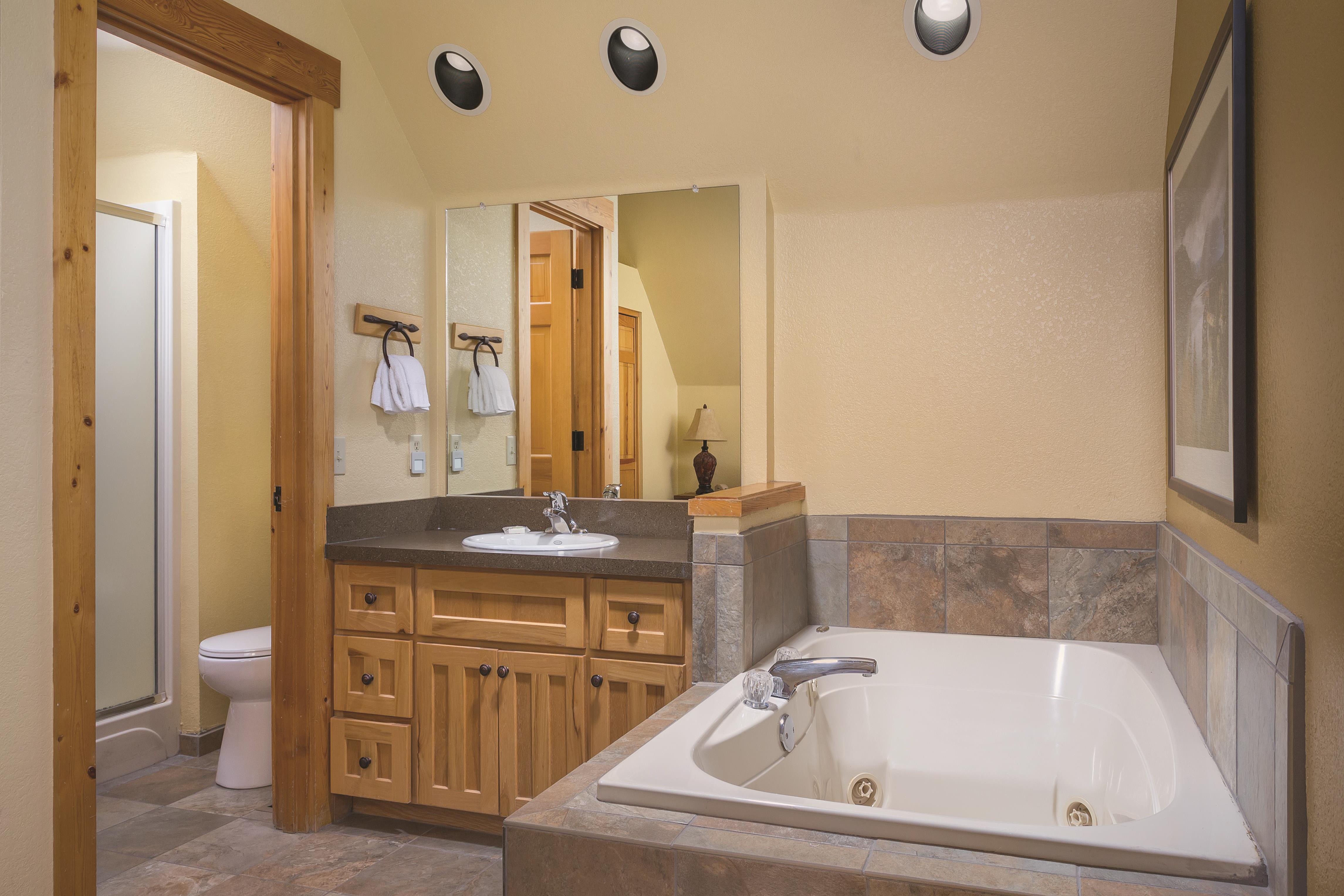 Guest room bath at the WorldMark Running Y in Klamath Falls, Oregon