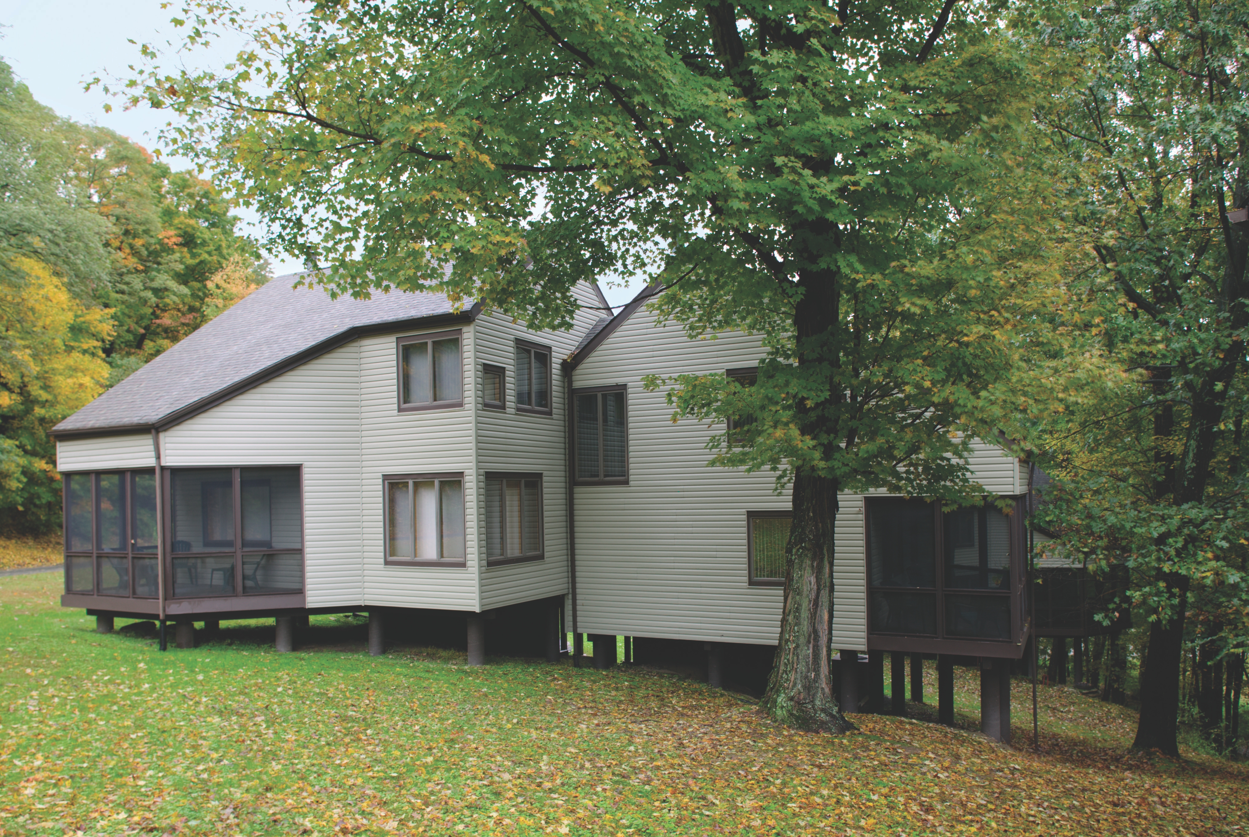 Exterior Day Image of Club Wyndham Shawnee Village hotel in East Stroudsburg, Pennsylvania