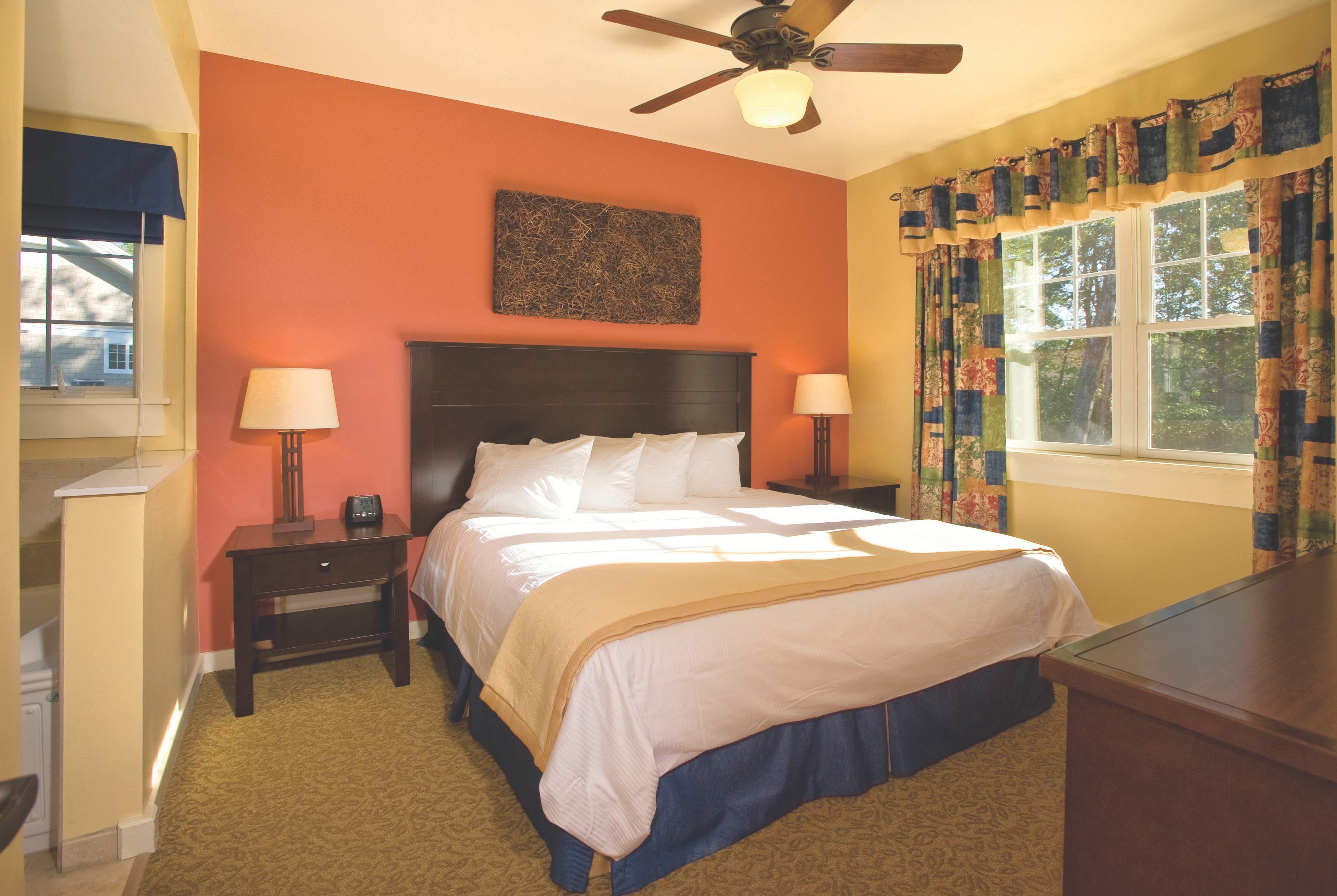 King bed guest room at the Club Wyndham Shawnee Village in East Stroudsburg, Pennsylvania