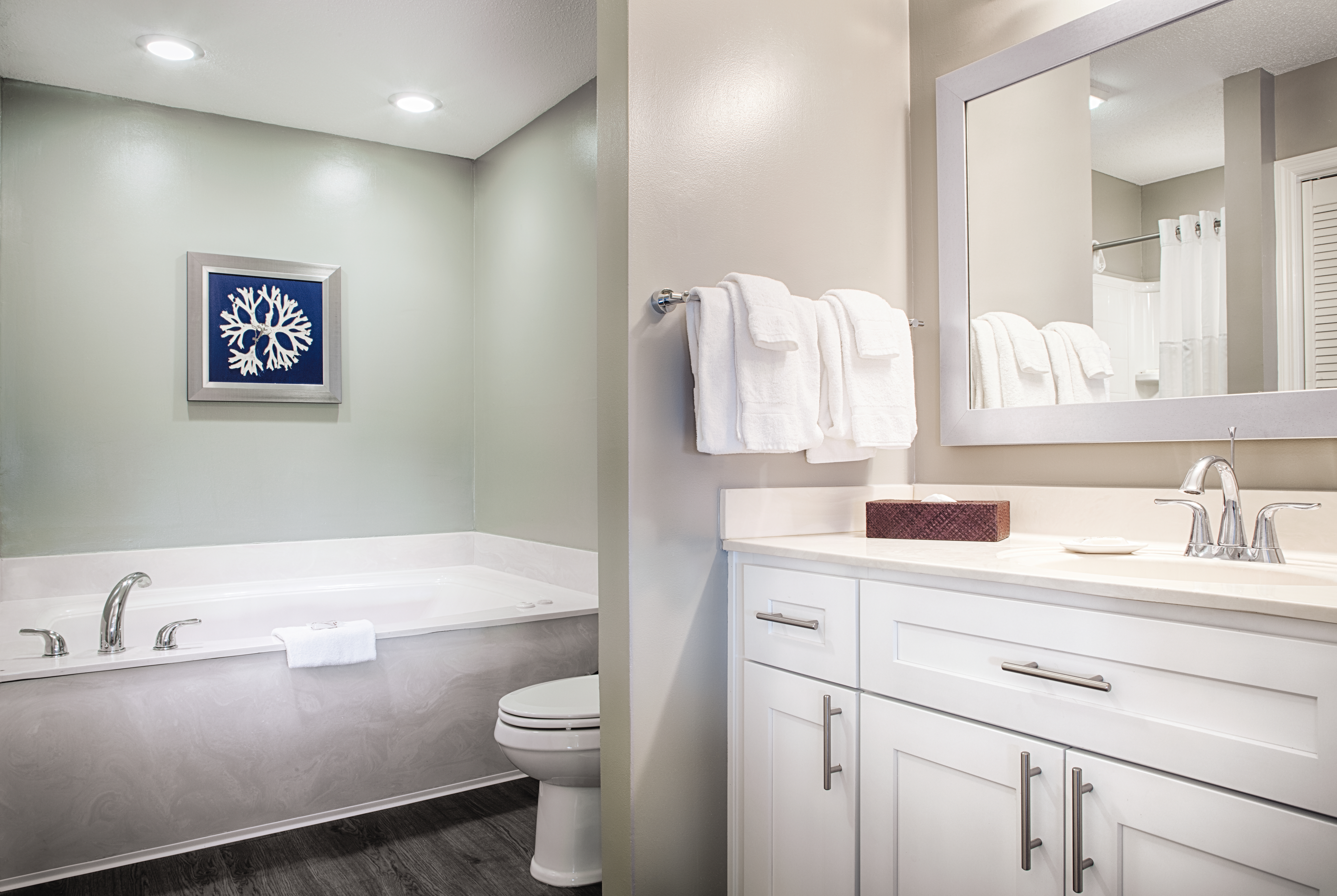 Guest room bath at the Club Wyndham Ocean Ridge in Edisto Island, South Carolina
